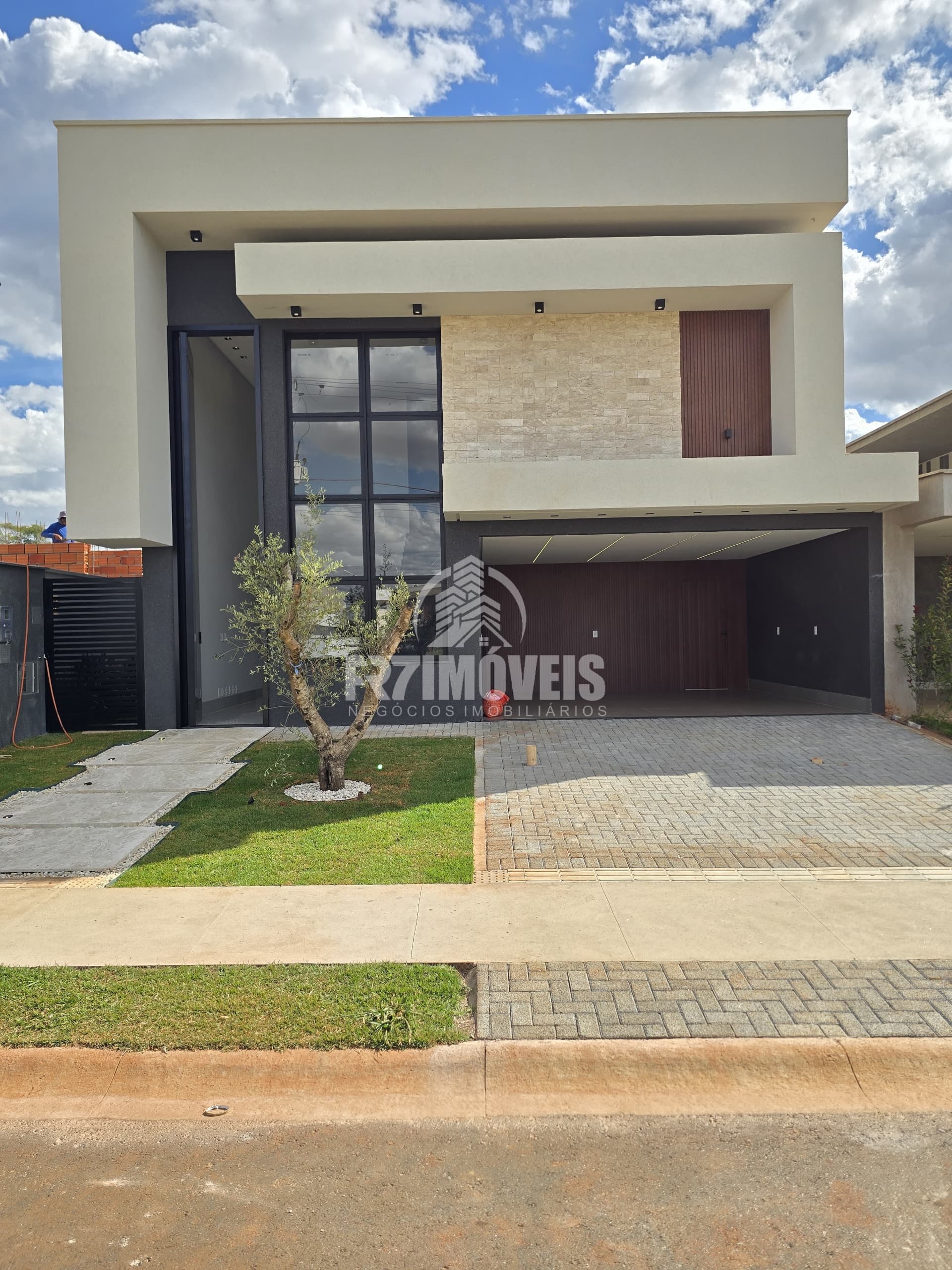 SOBRADO NO CONDOMÍNIO PARQVILLE QUARESMEIRA – TRINDADE/GO