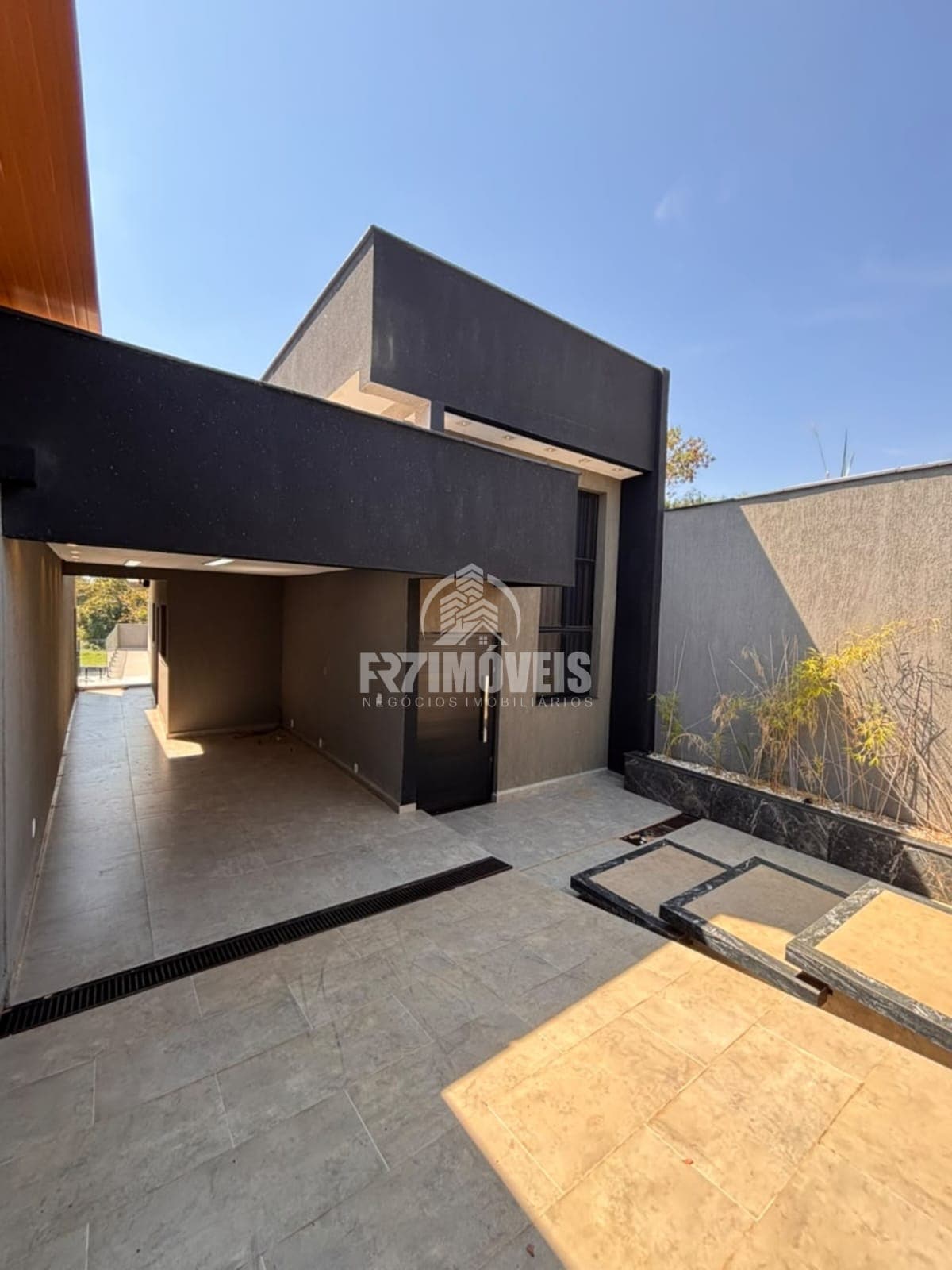 CASA ALTO PADRÃO COM SALA COMERCIAL NO CRIMEIA LESTE - GOIÂNIA/GO