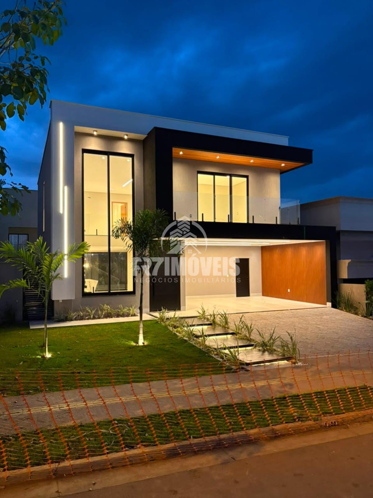 CASA DE ALTO PADRÃO NO CONDOMÍNIO VILLAGIO TOSCANA - GOIÂNIA/GO