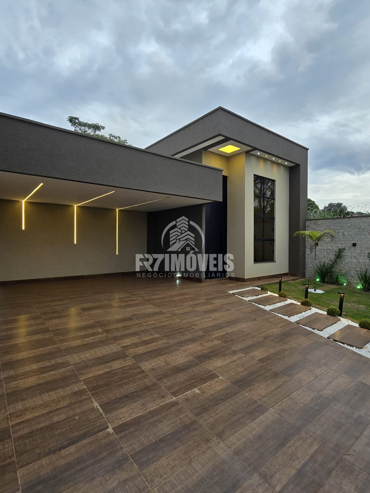 CASA DE ALTO PADRÃO NO BALNEÁRIO MEIA PONTE - GOIÂNIA/GO