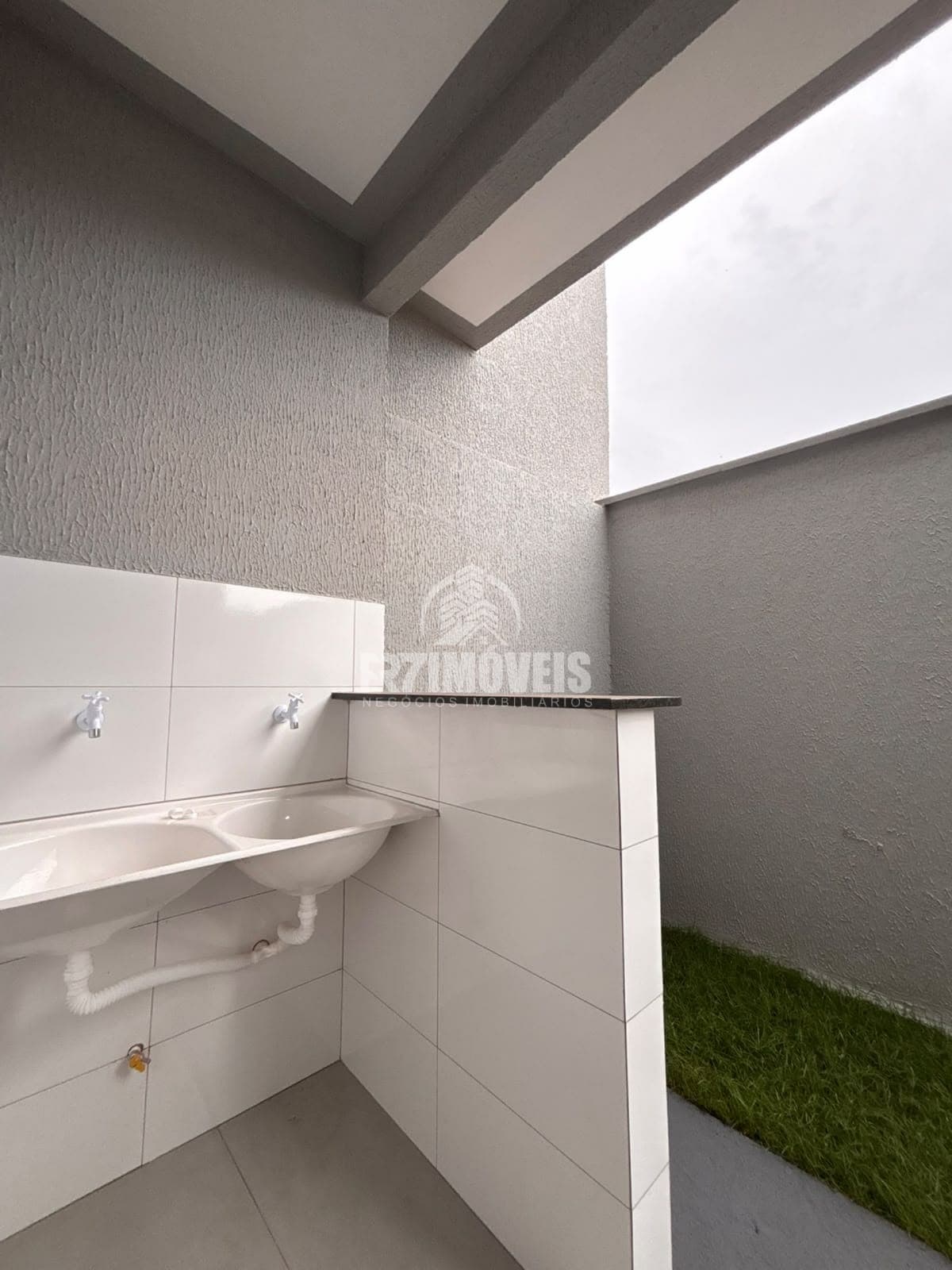 CASA COM QUINTAL E CHURRASQUEIRA - ALICE BARBOSA