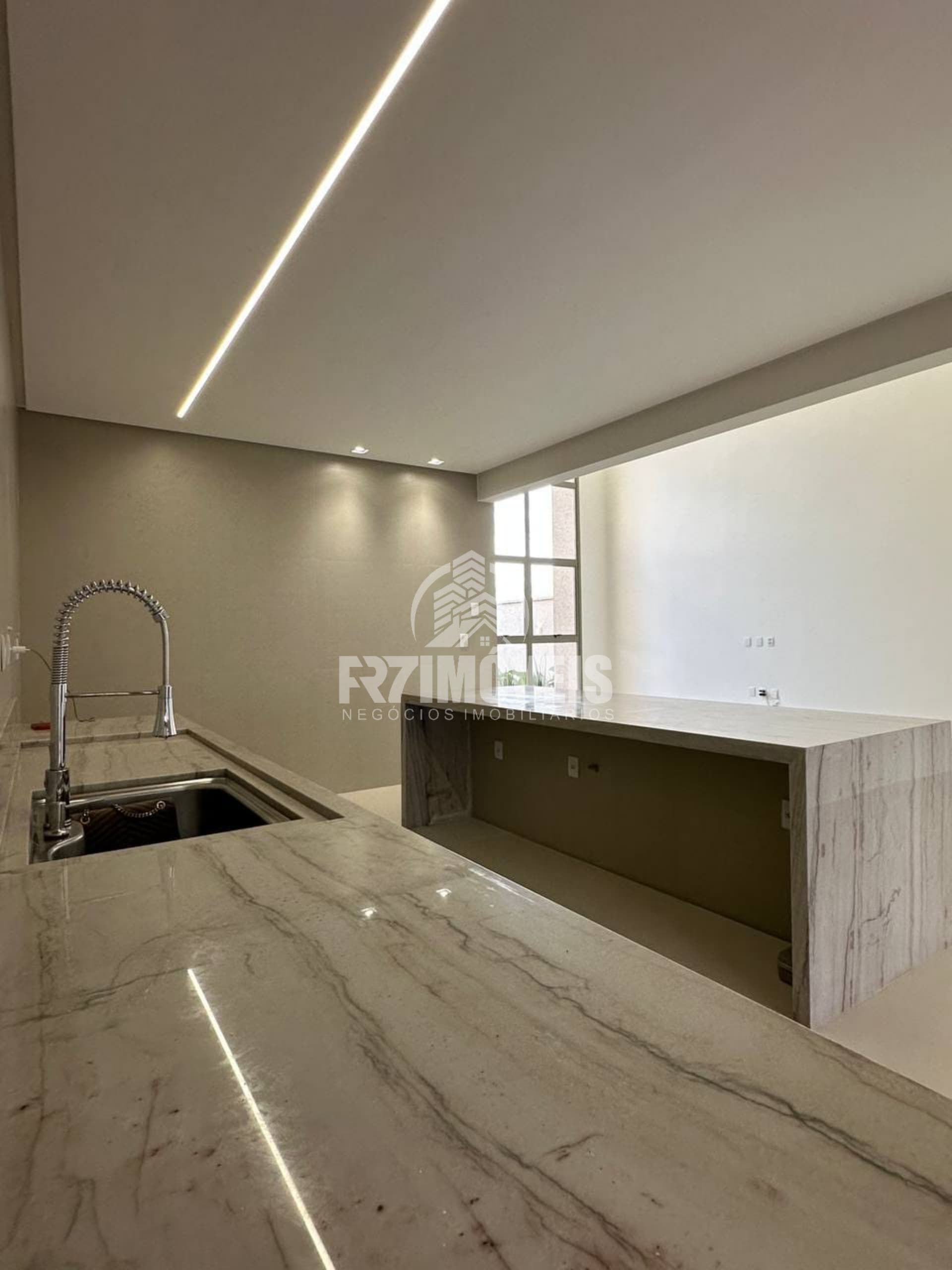 CASA ALTO PADRÃO NO RESIDENCIAL BARRAVENTO- GOIÂNIA/GO
