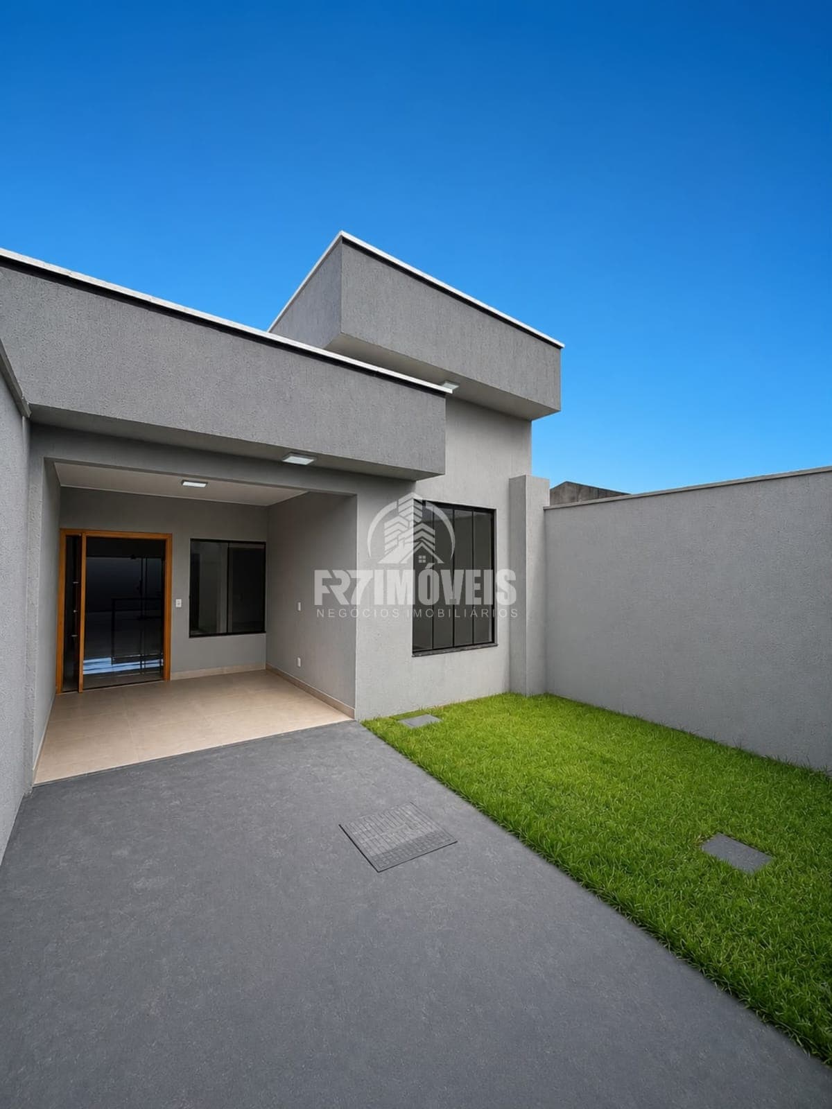 CASA COM QUINTAL NO ALICE BARBOSA - GOIÂNIA