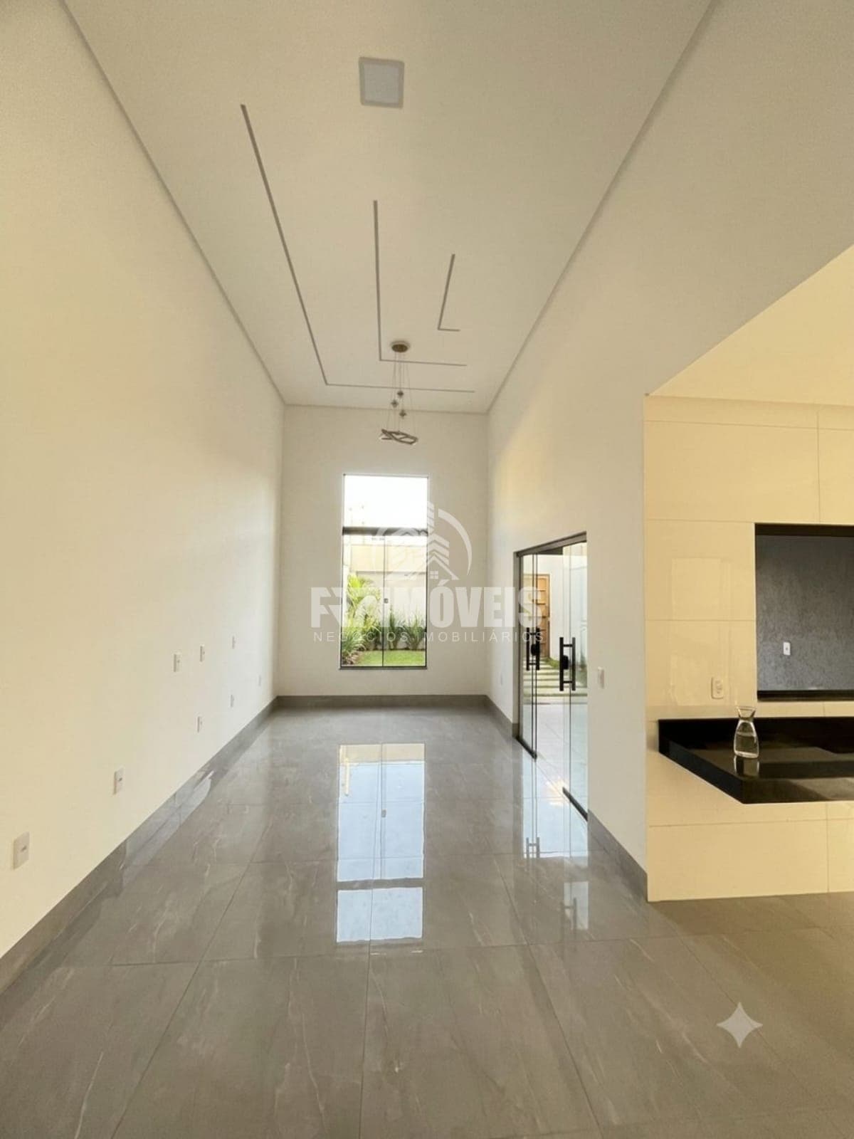 CASA COM QUINTAL NO JARDIM CURITIBA - GOIÂNIA/GO
