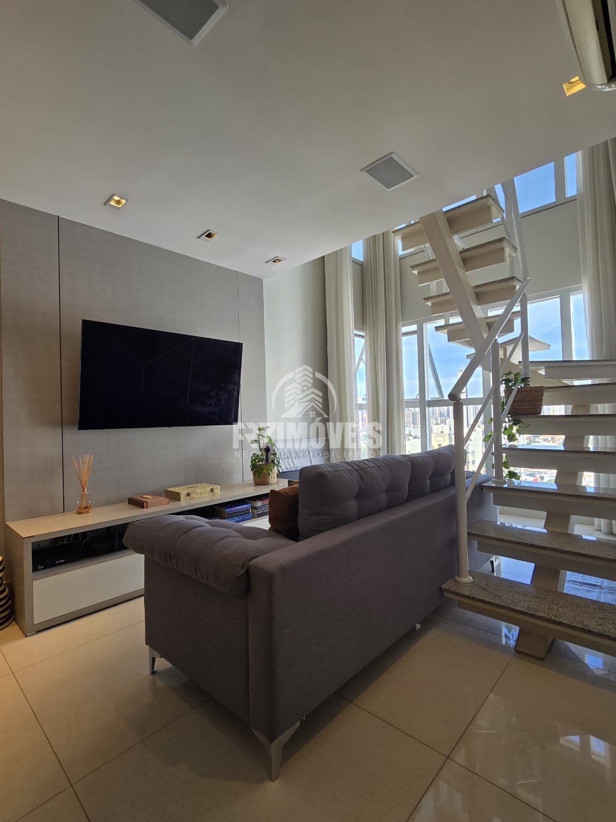 COBERTURA/DUPLEX NO RESIDENCIAL VEREDAS DO LAGO NO SETOR OESTE - GOIÂNIA/GO