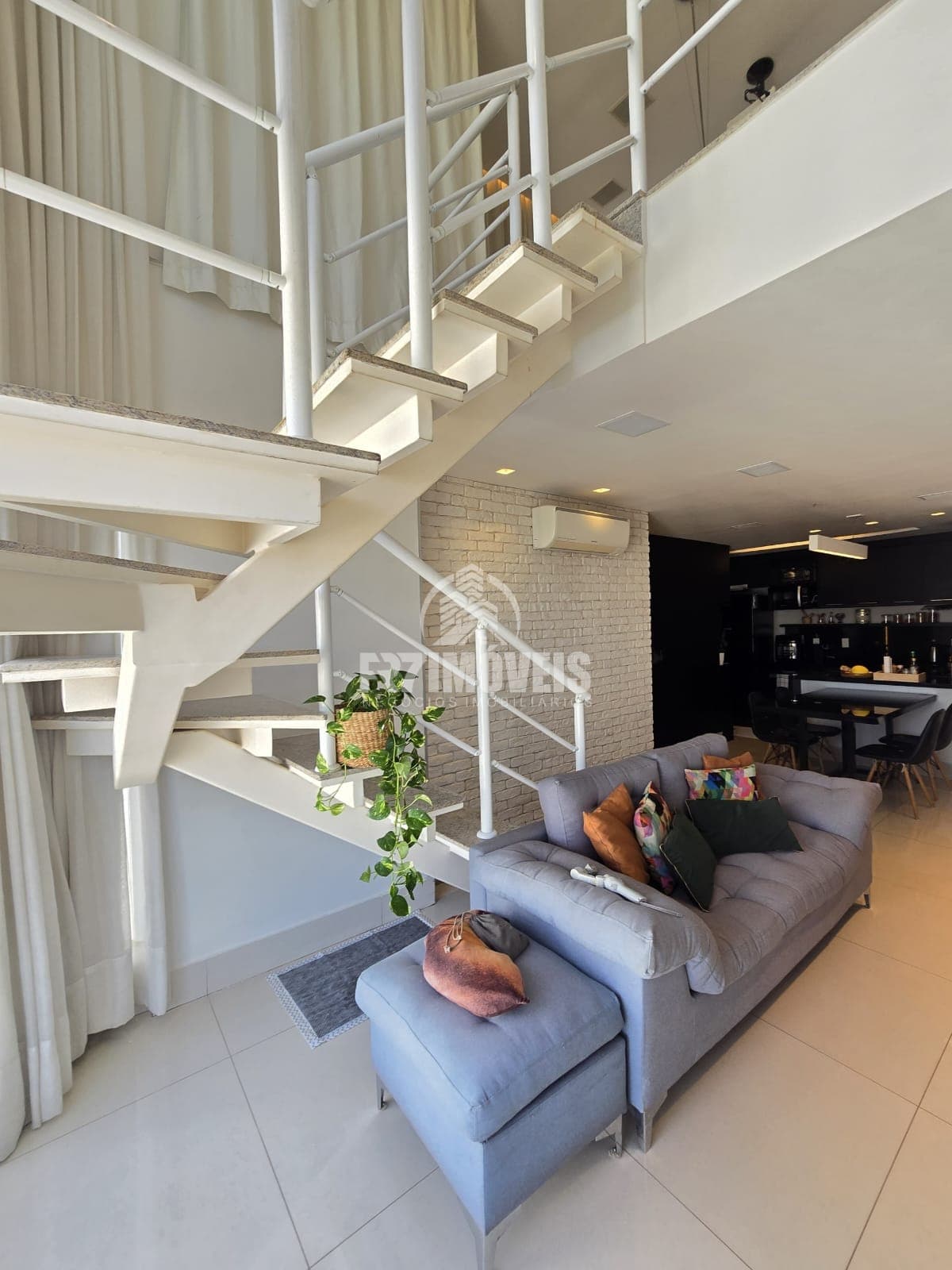 COBERTURA/DUPLEX NO RESIDENCIAL VEREDAS DO LAGO NO SETOR OESTE - GOIÂNIA/GO