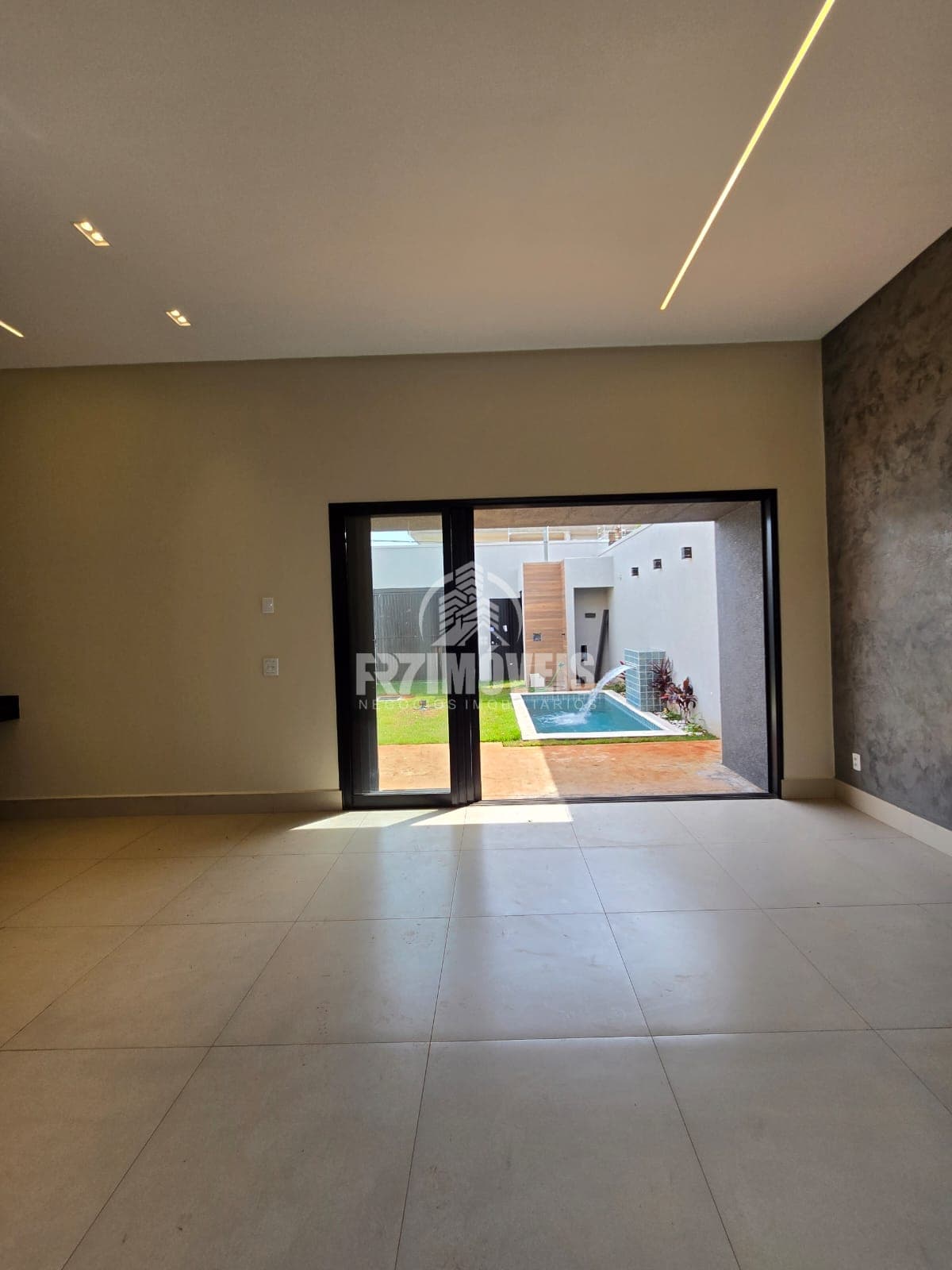 CASA COM PISCINA NO BALNEÁRIO MEIA PONTE - GOIÂNIA/GO