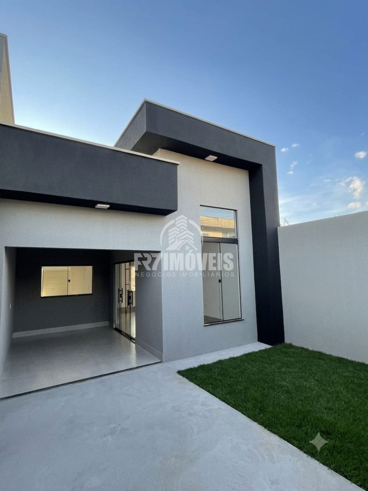 CASA COM QUINTAL NO JARDIM CURITIBA - GOIÂNIA/GO