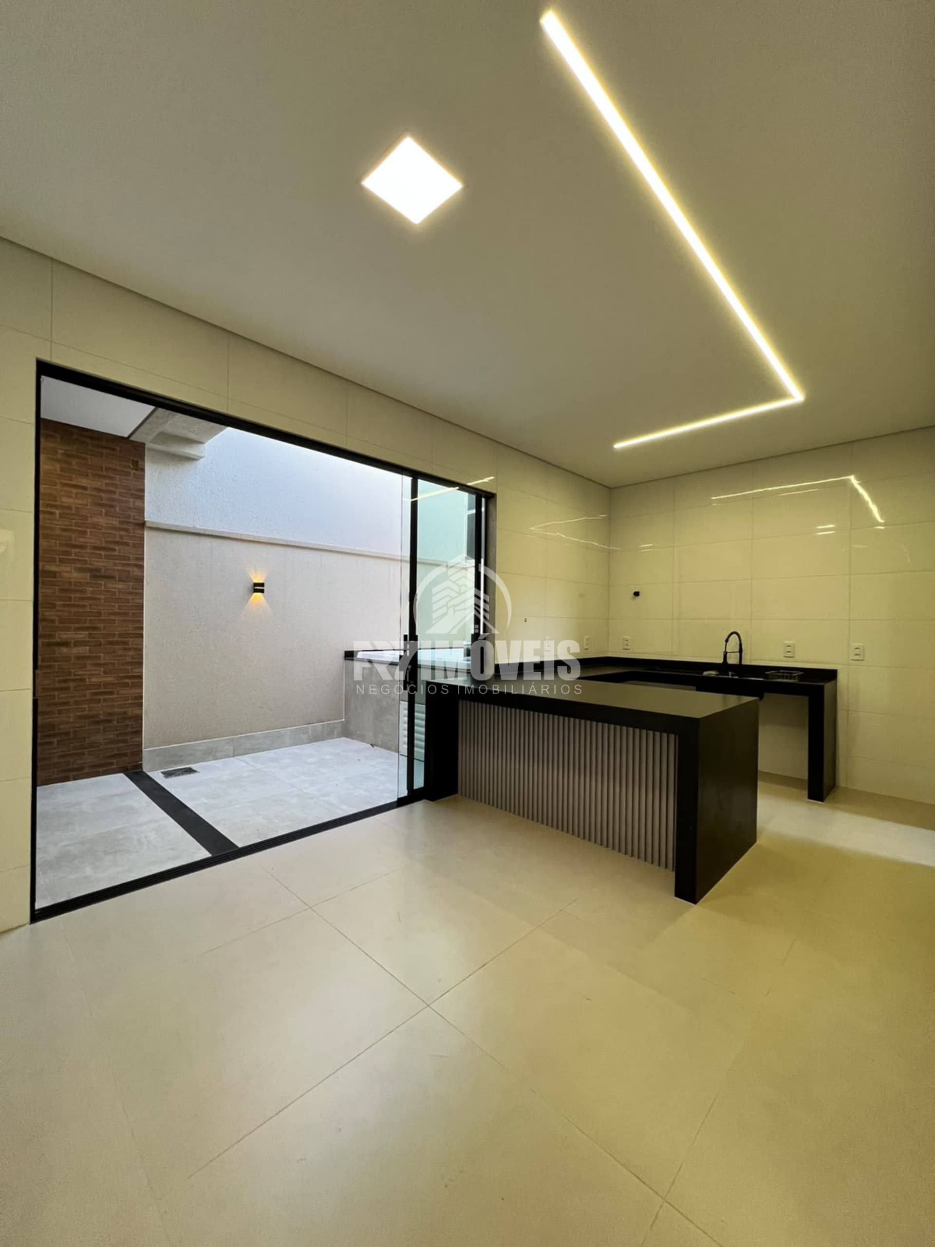 CASA COM HIDROMASSAGEM NO SETOR PARQUE DAS FLORES – GOIÂNIA/GO