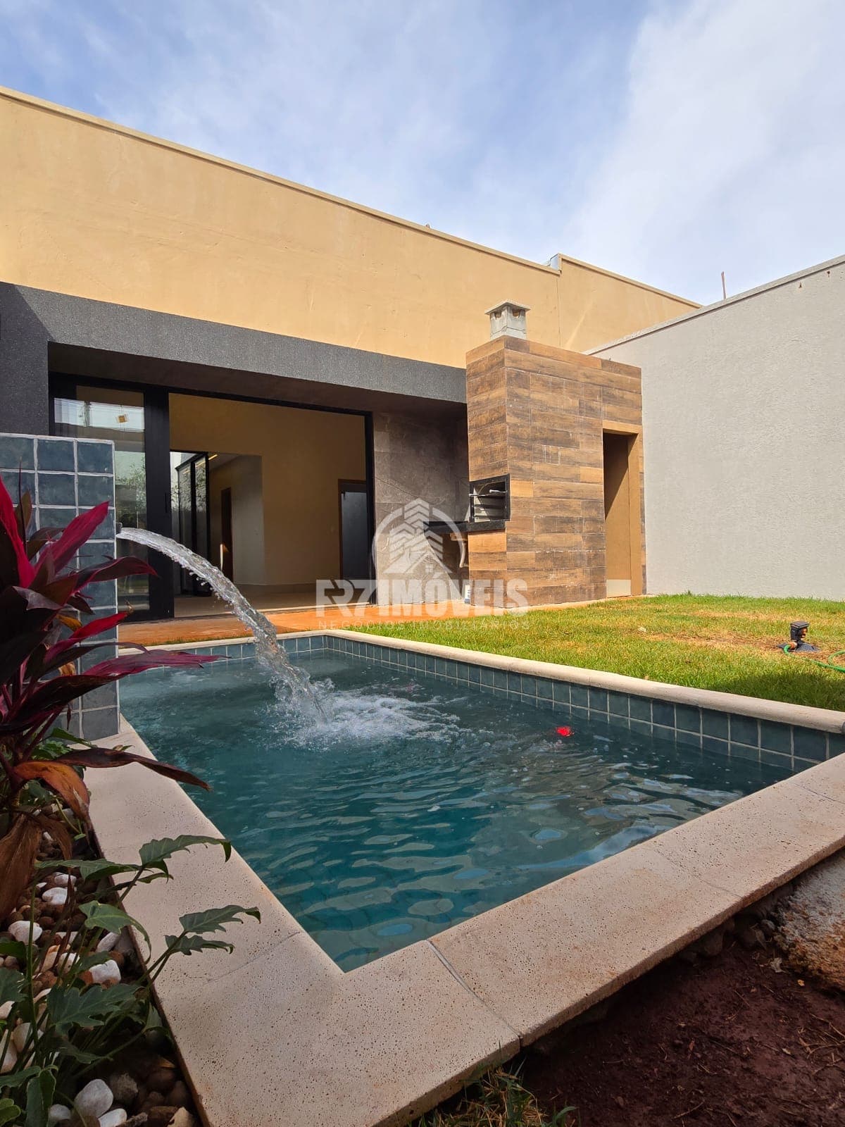 CASA COM PISCINA NO BALNEÁRIO MEIA PONTE - GOIÂNIA/GO