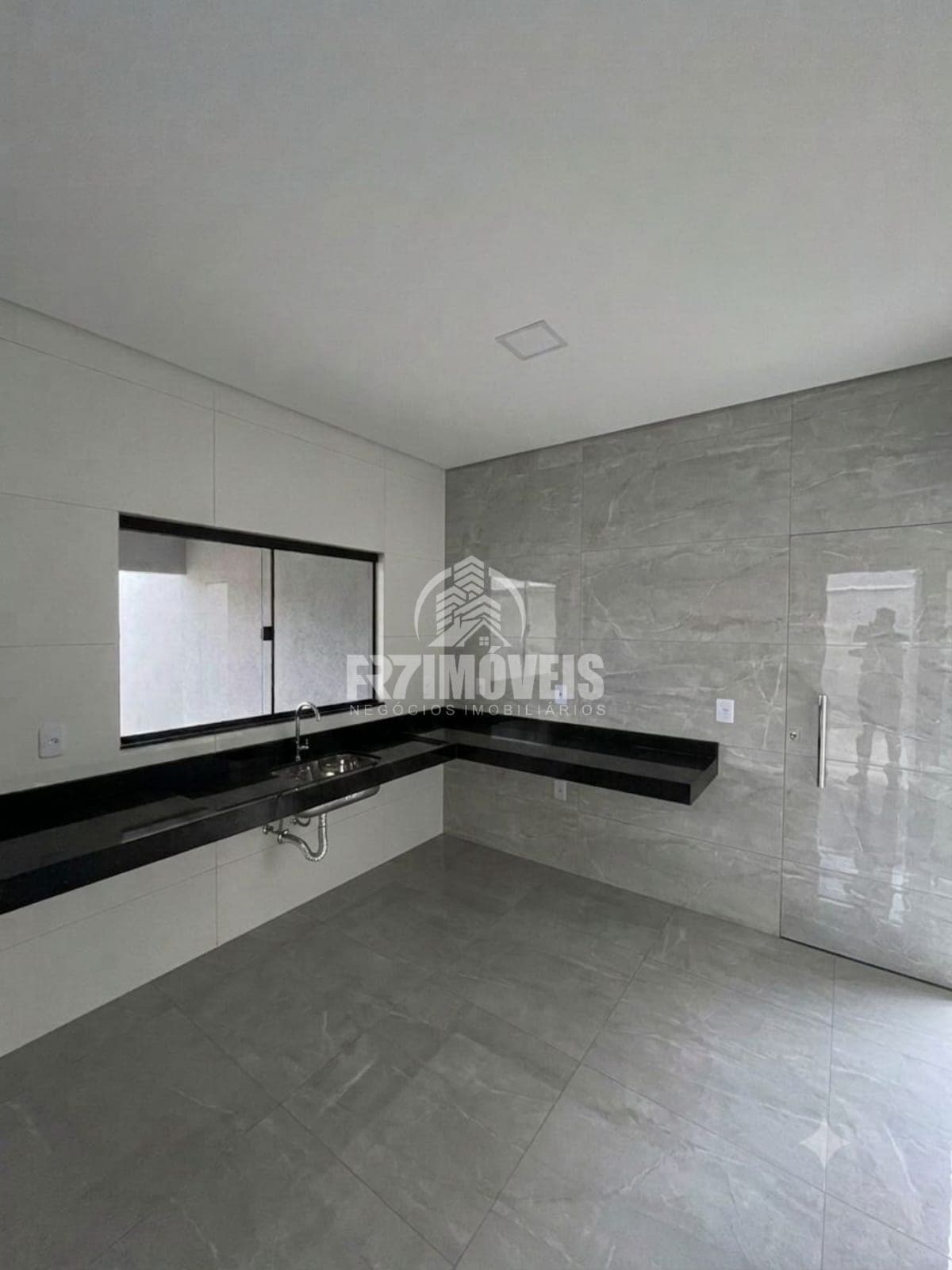 CASA COM QUINTAL NO JARDIM CURITIBA - GOIÂNIA/GO