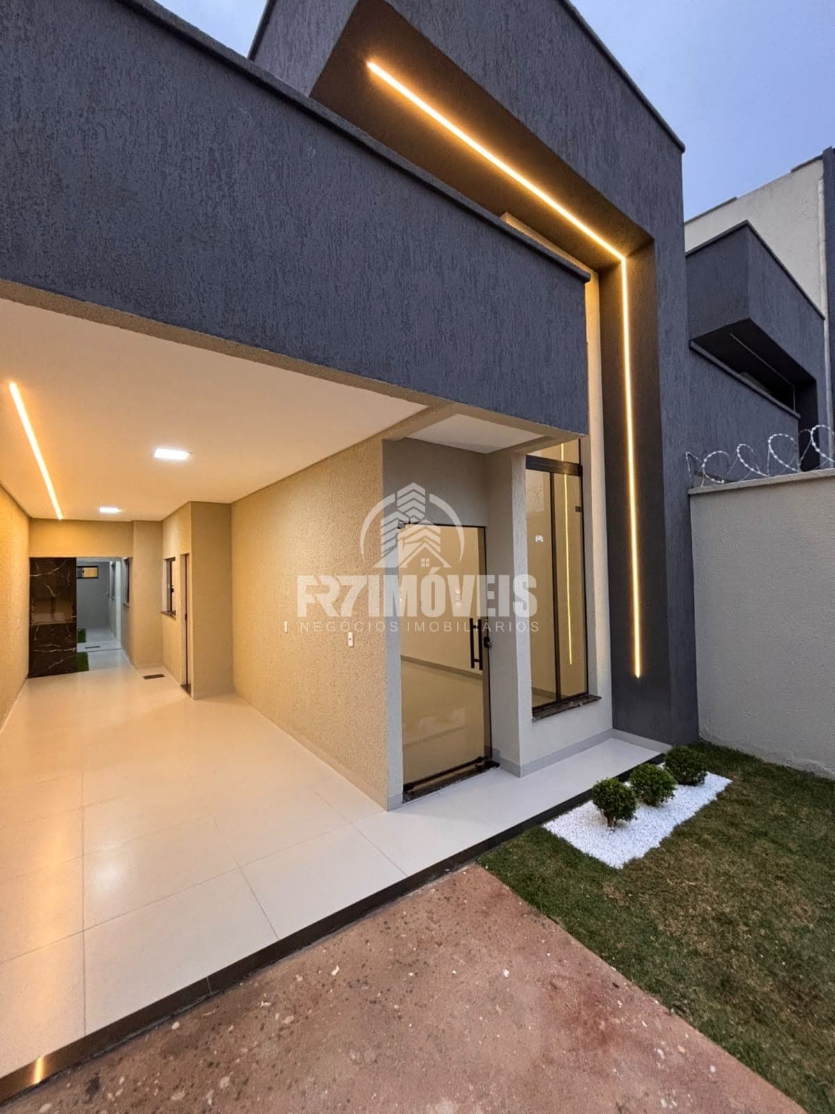 CASA COM FINO ACABAMENTO - 3 QUARTOS SENDO 1 SUÍTE - NO SETOR MANSOES PARAÍSO - GOIÂNIA/GO