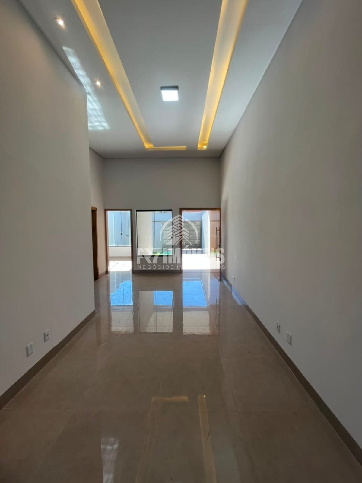 CASA COM QUINTAL NO ALICE BARBOSA - GOIÂNIA