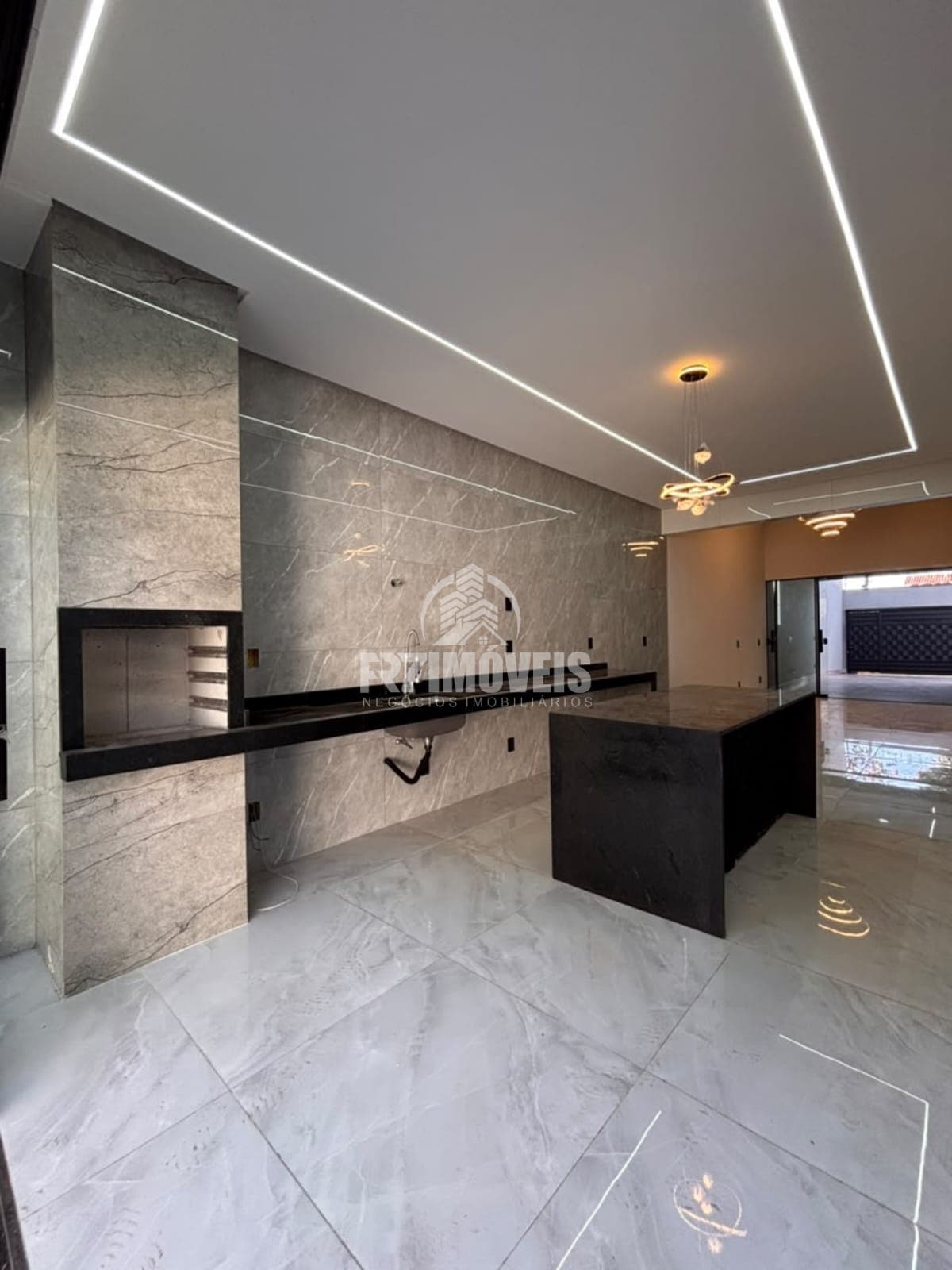CASA COM  ÁREA GOURMET E PISICNA - 3 QUARTOS SENDO 1 SUÍTE - BALNEÁRIO MEIA PONTE