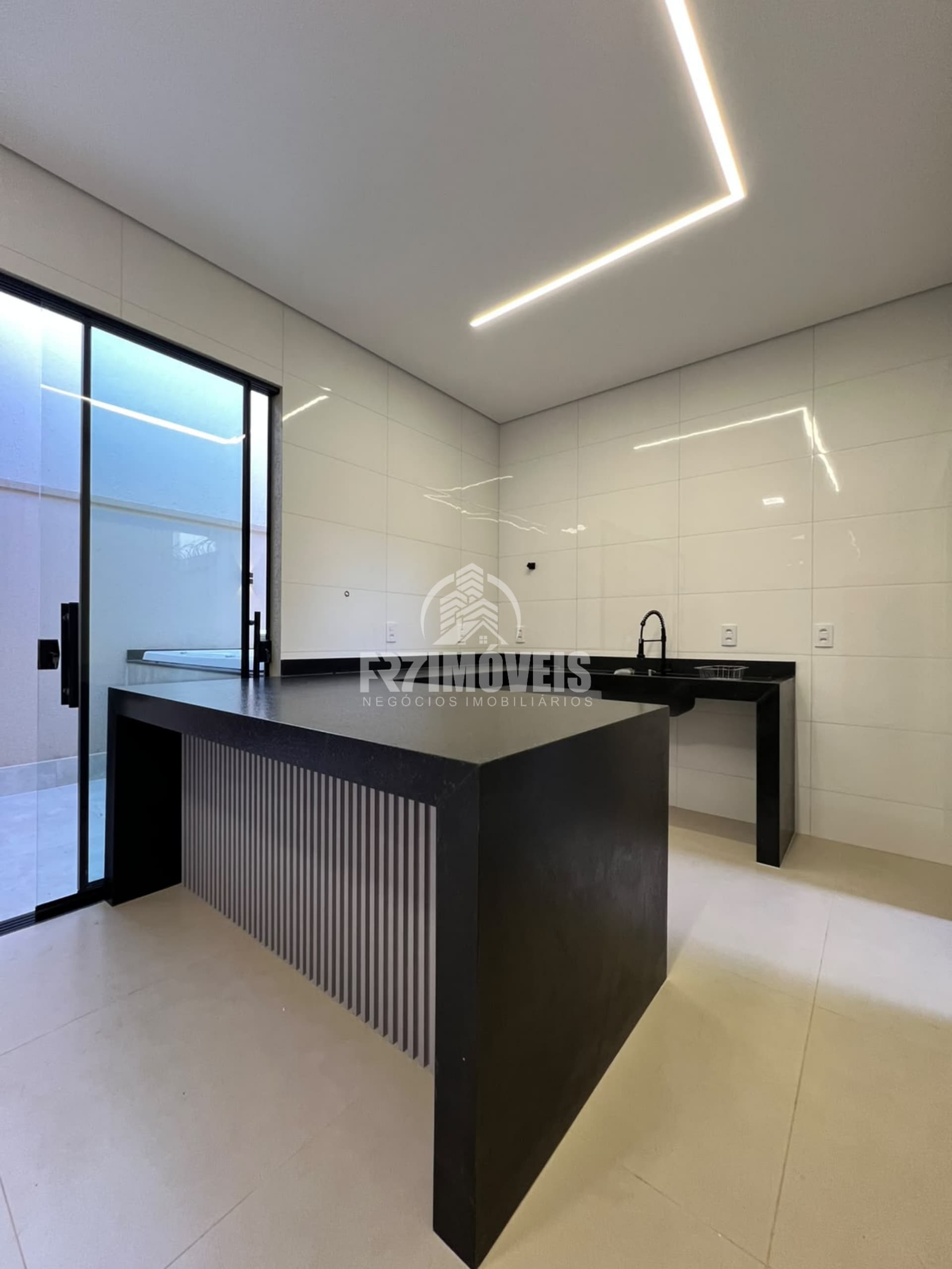 CASA COM HIDROMASSAGEM NO SETOR PARQUE DAS FLORES – GOIÂNIA/GO
