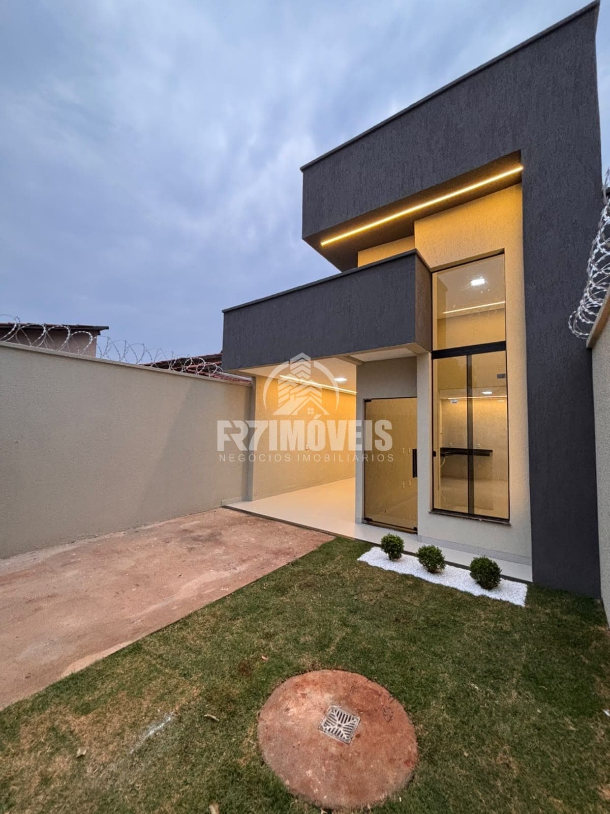 CASA COM FINO ACABAMENTO - 3 QUARTOS SENDO 1 SUÍTE - NO SETOR MANSOES PARAÍSO - GOIÂNIA/GO