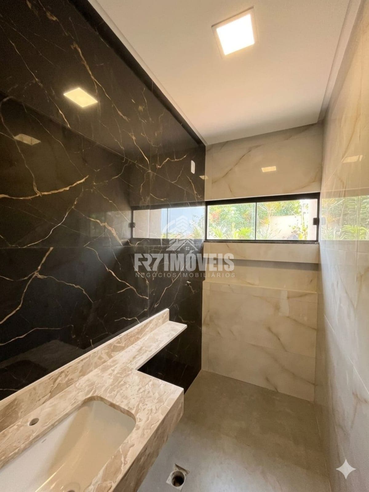 CASA COM QUINTAL NO JARDIM CURITIBA - GOIÂNIA/GO