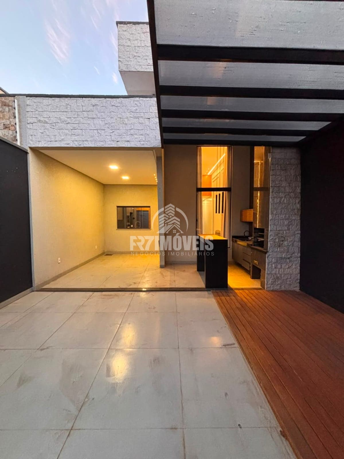 CASA COM ARMÁRIOS PLANEJADOS NO PARQUE DAS FLORES - GOIÂNIA/GO