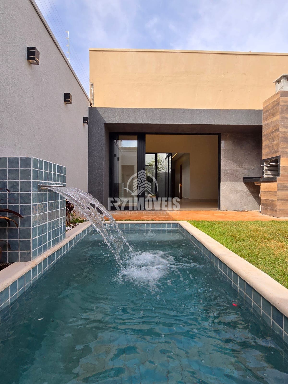 CASA COM PISCINA NO BALNEÁRIO MEIA PONTE - GOIÂNIA/GO