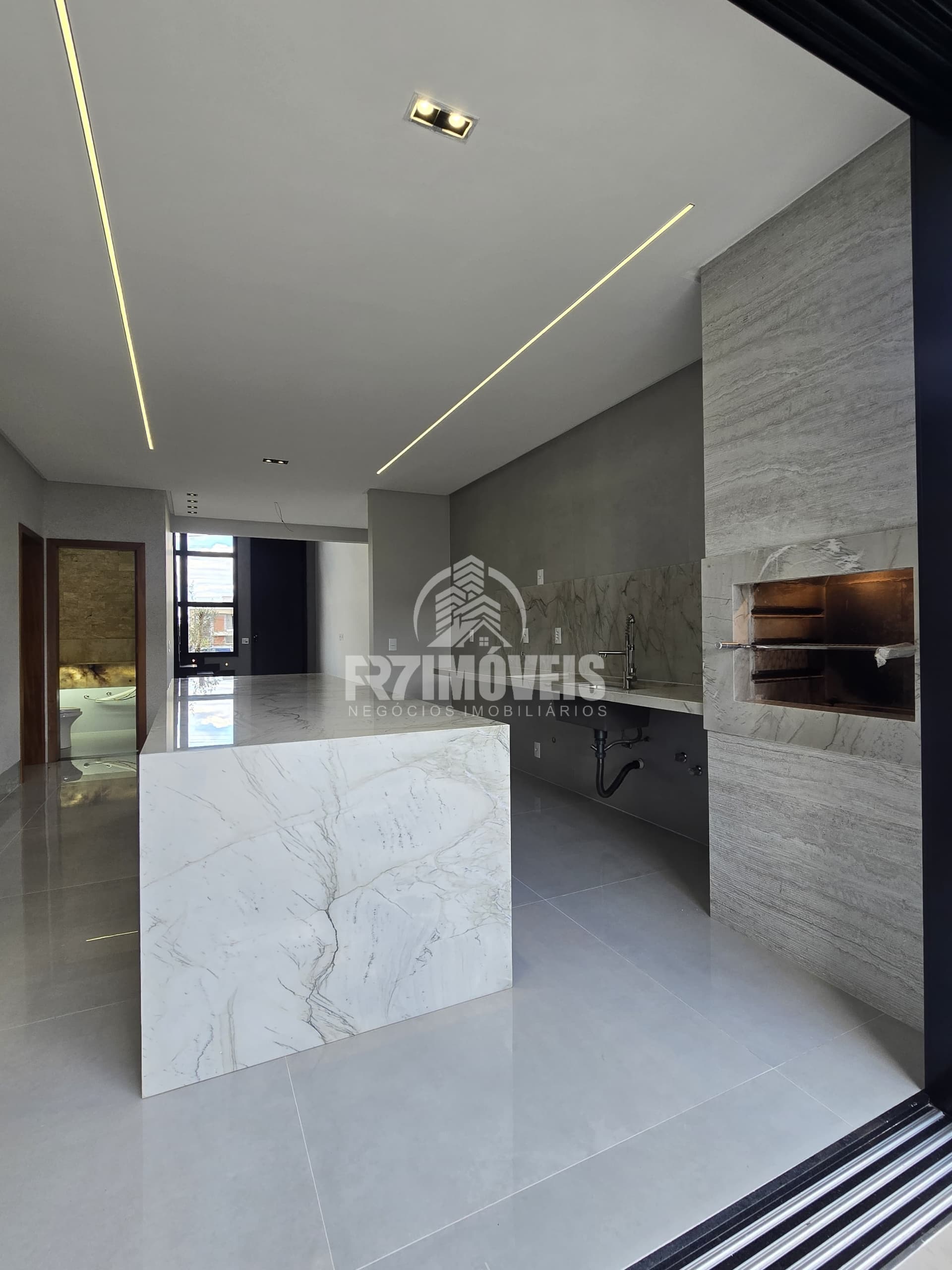 SOBRADO NO CONDOMÍNIO PARQVILLE QUARESMEIRA – TRINDADE/GO
