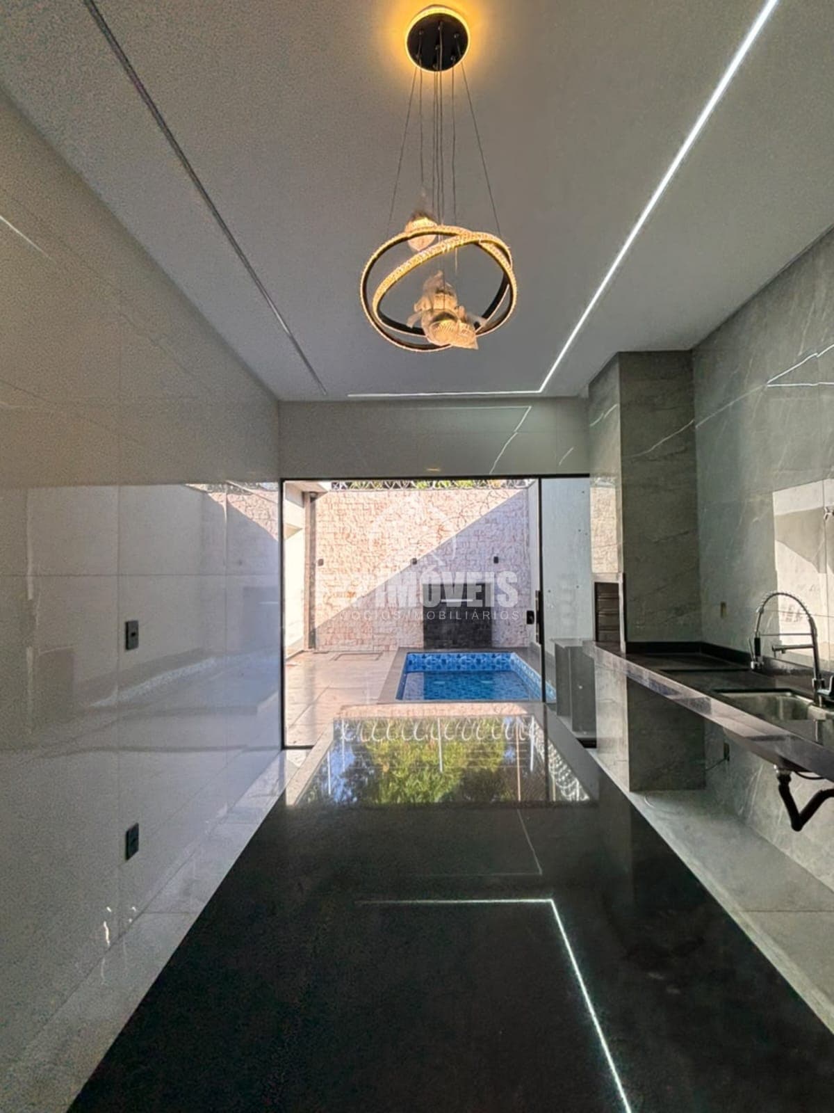 CASA COM  ÁREA GOURMET E PISICNA - 3 QUARTOS SENDO 1 SUÍTE - BALNEÁRIO MEIA PONTE