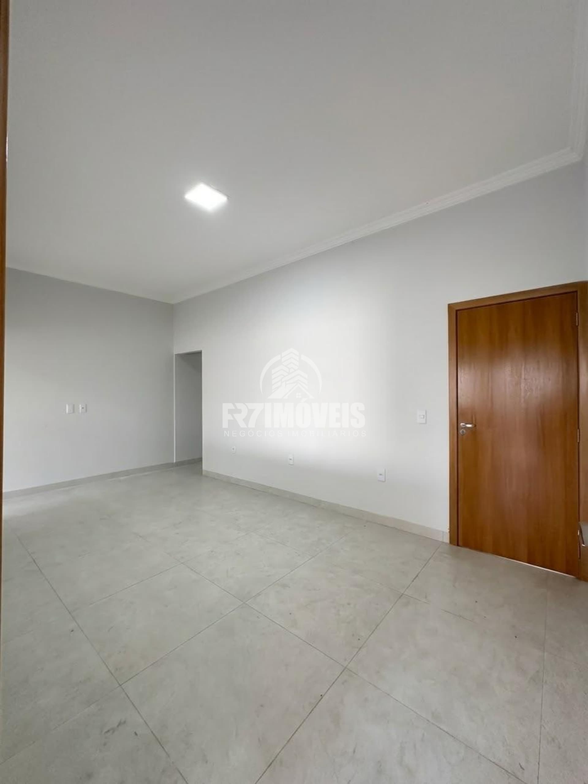 CASA COM QUINTAL NO SETOR RESIDENCIAL PETRÓPOLIS - GOIÂNIA/GO