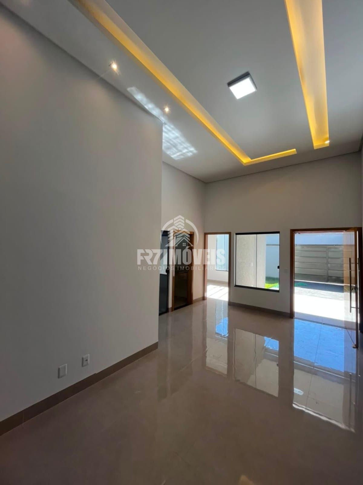 CASA COM QUINTAL NO ALICE BARBOSA - GOIÂNIA