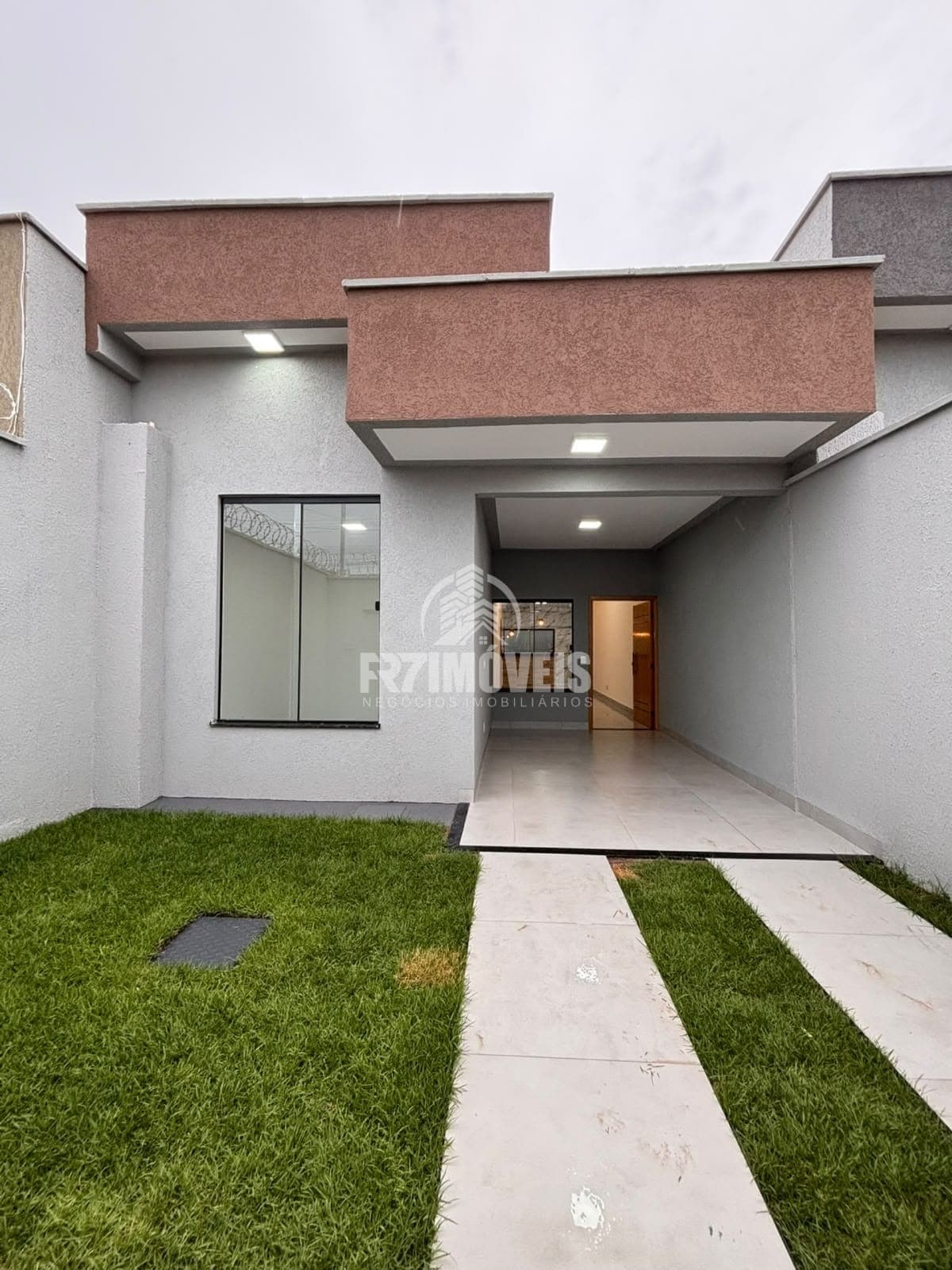 CASA COM QUINTAL E CHURRASQUEIRA - ALICE BARBOSA