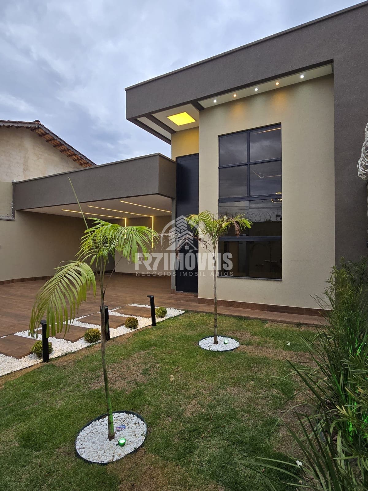 CASA DE ALTO PADRÃO NO BALNEÁRIO MEIA PONTE - GOIÂNIA/GO
