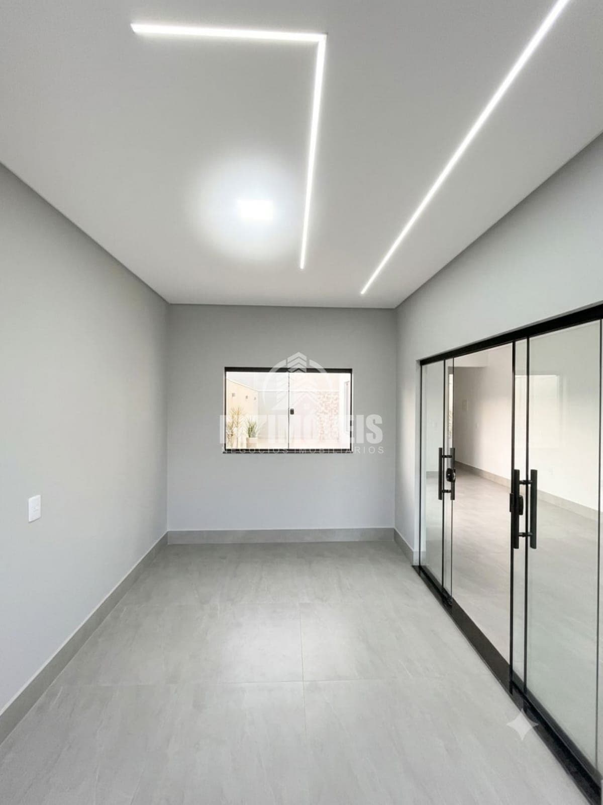 CASA COM QUINTAL NO JARDIM CURITIBA - GOIÂNIA/GO