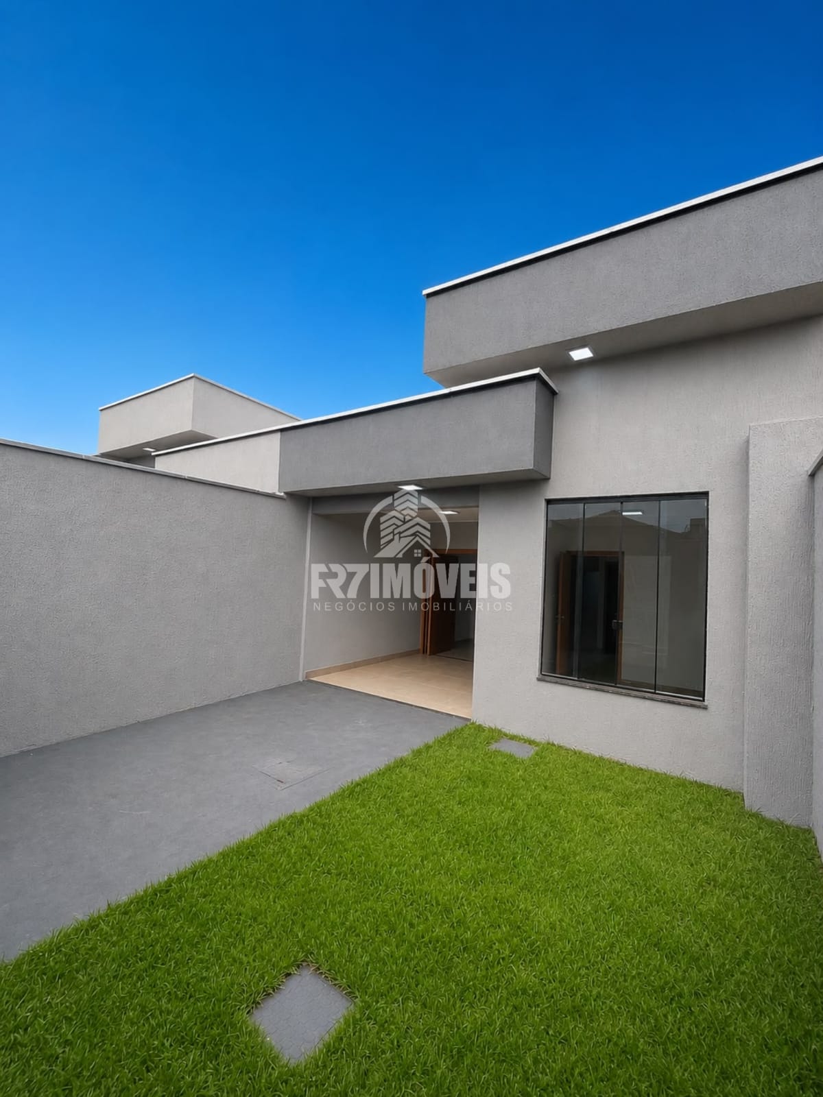 CASA COM QUINTAL NO ALICE BARBOSA - GOIÂNIA