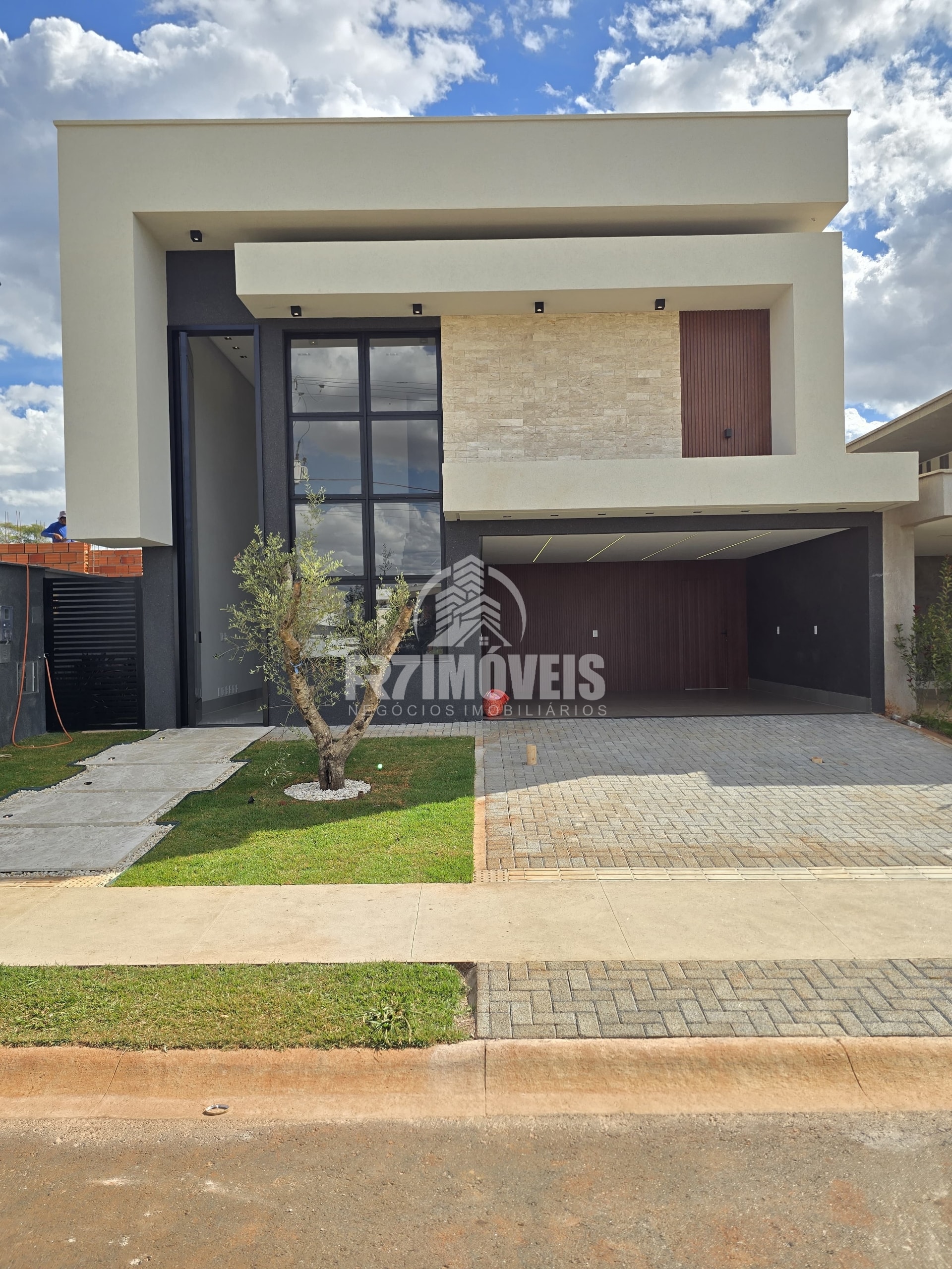 SOBRADO NO CONDOMÍNIO PARQVILLE QUARESMEIRA – TRINDADE/GO