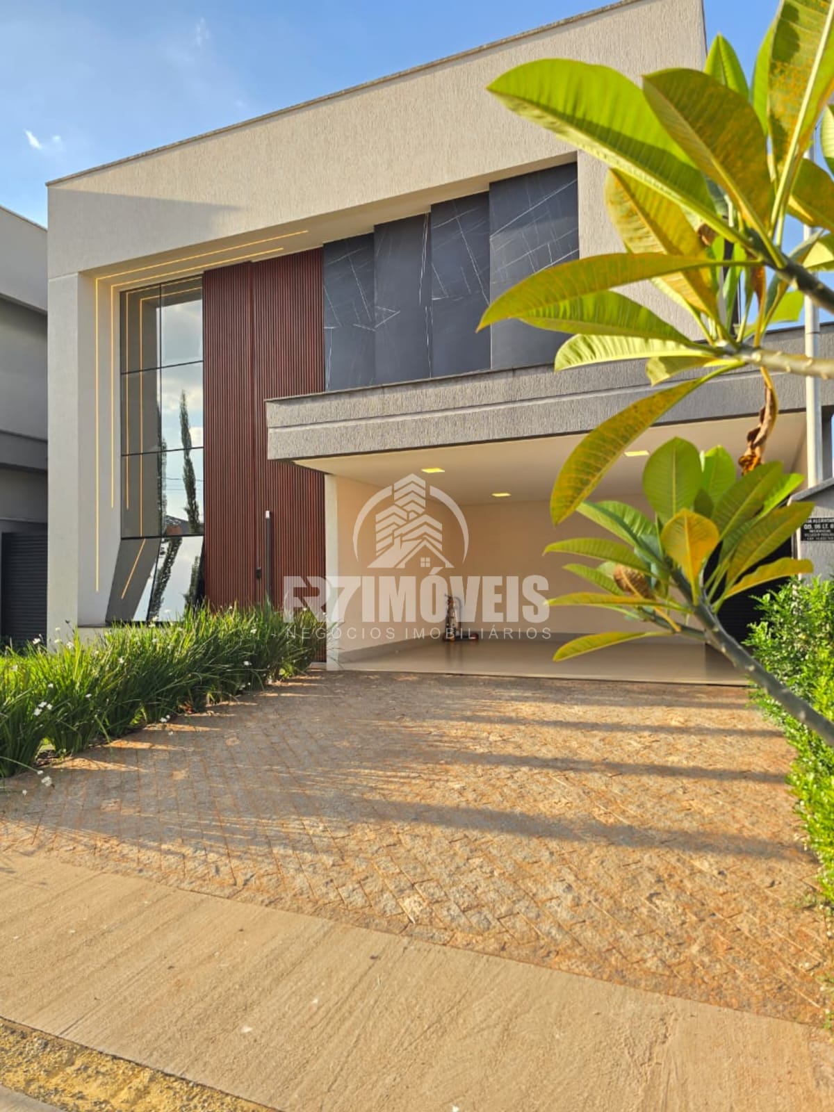 SOBRADO COM HIDROMASSAGEM NO RESIDENCIAL VILLAGIO TOSCANA - GOIÂNIA/GO