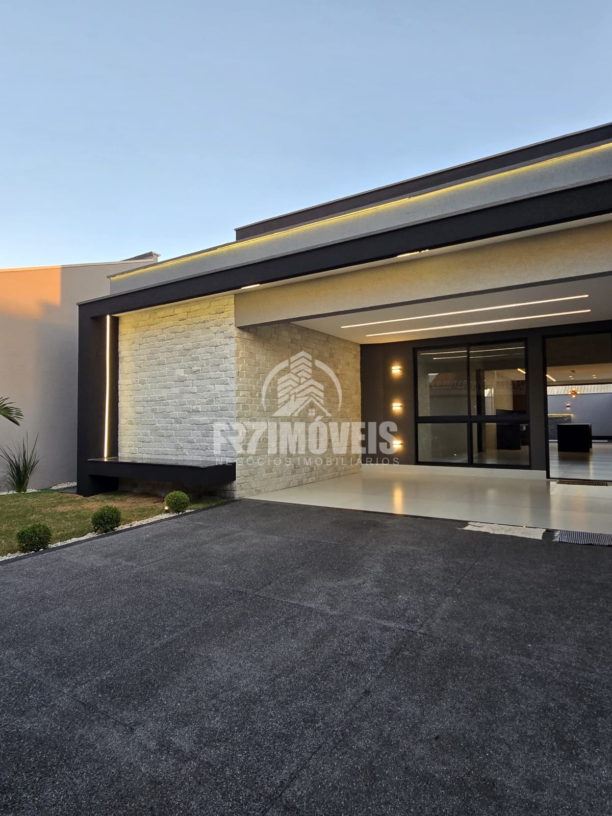 CASA ALTISSIMO PADRÃO NO RESIDENCIAL BARRAVENTO - GOIÂNIA/GO