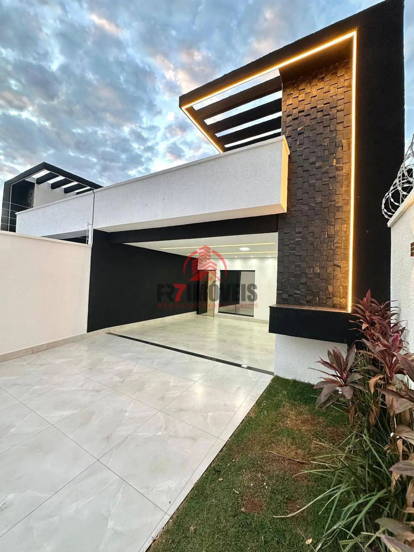 EXCELENTE CASA 3 QUARTOS COM PISCINA NO SETOR GOIANIA VIVA - GOIÂNIA/GO