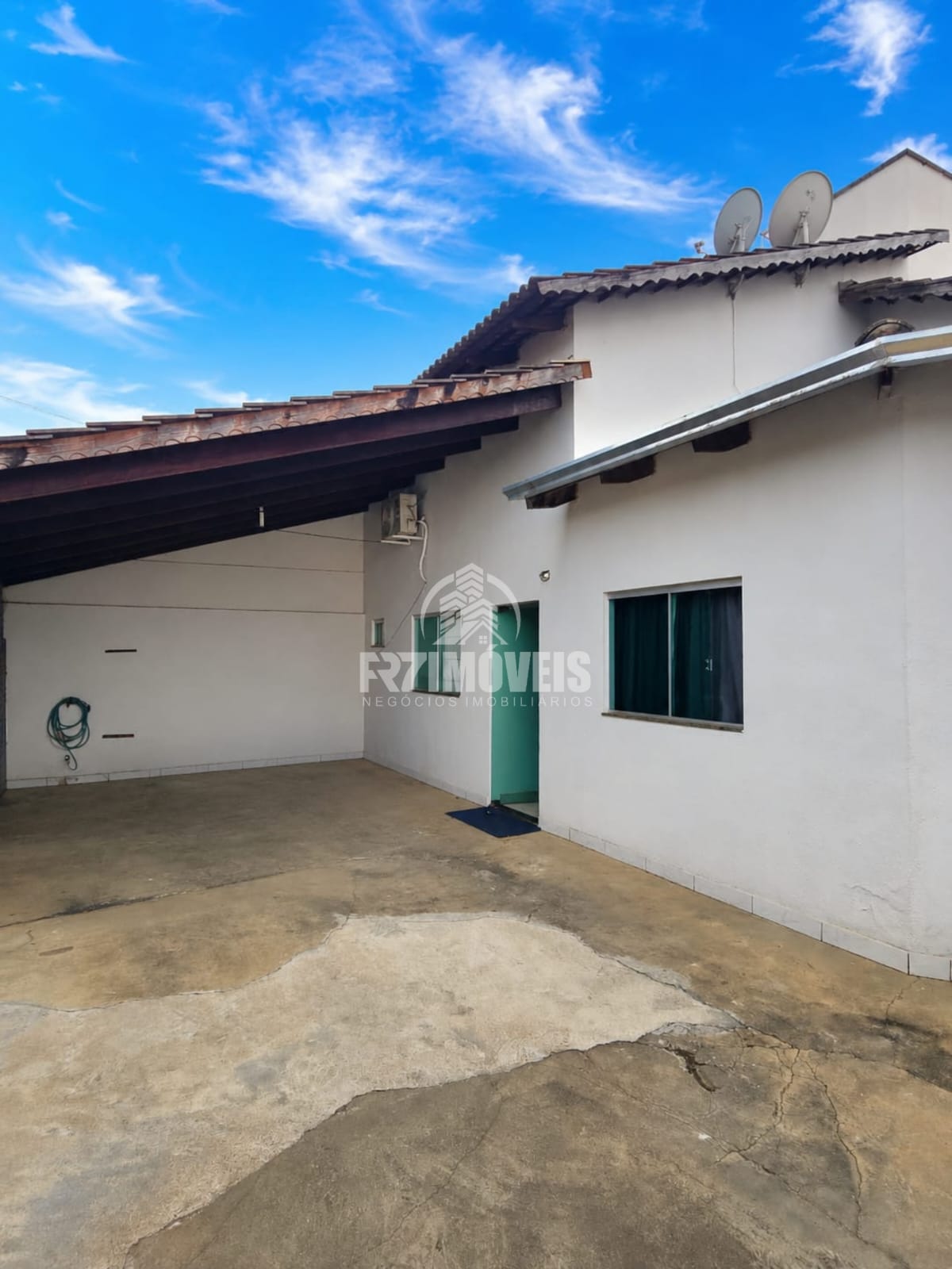 CASA DE ESQUINA NO SETOR PARQUE DAS FLORES- GOIÂNIA/GO