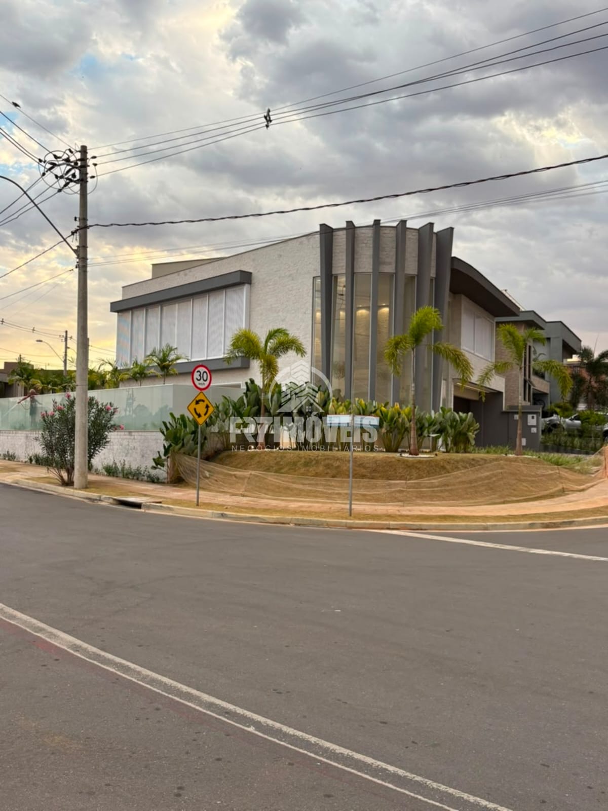 SOBRADO DE ESQUINA NO CONDOMÍNIO VILLÁGIO TOSCANA - GOIÂNIA/GO