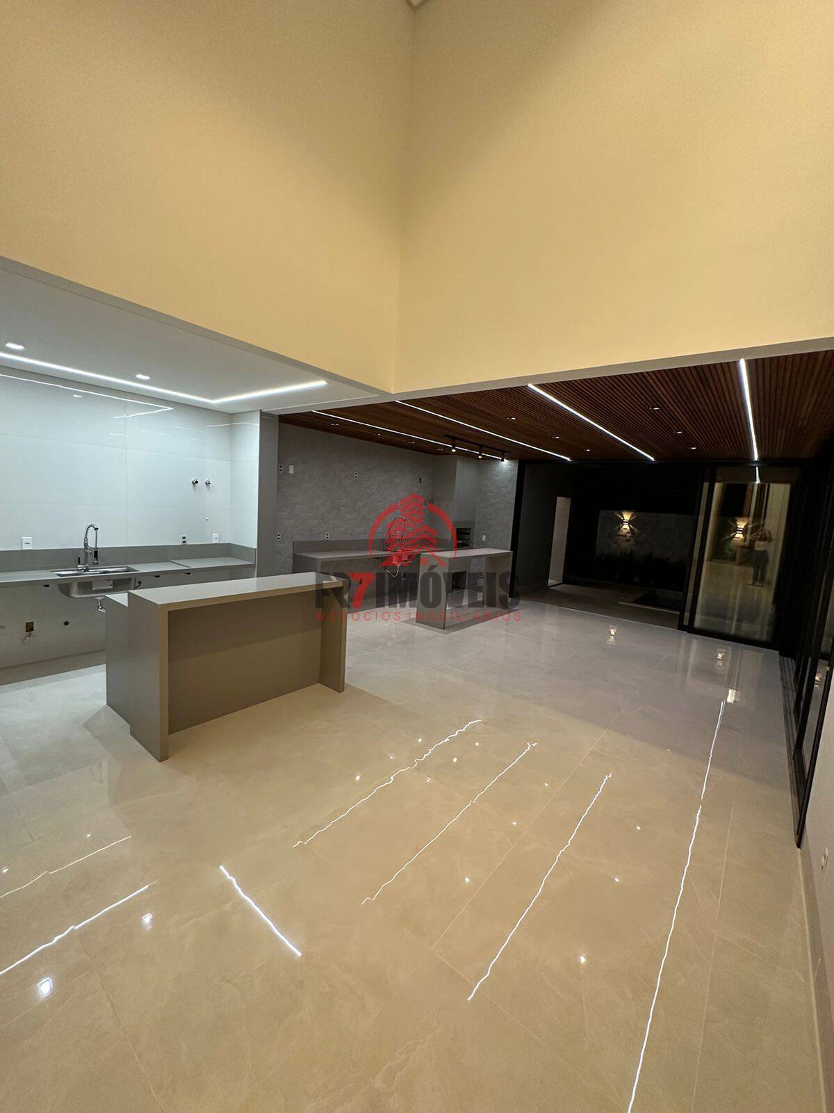 CASA DE ALTO PADRÃO NO CONDOMÍNIO PORTAL DO SOL GOLFE – GOIÂNIA/GO