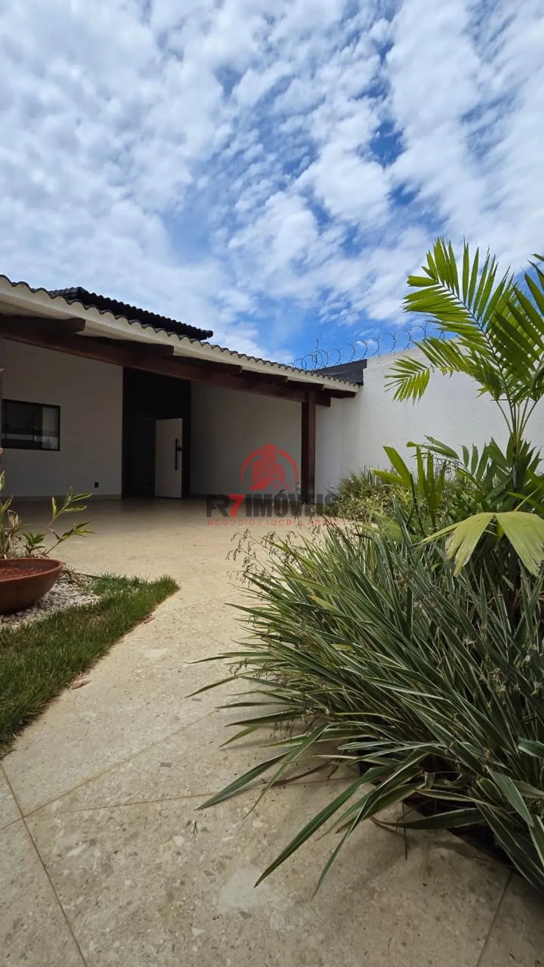 ÓTIMA CASA 4 QUARTOS COM QUINTAL NO SETOR GOIÂNIA 2 - GOIÂNIA