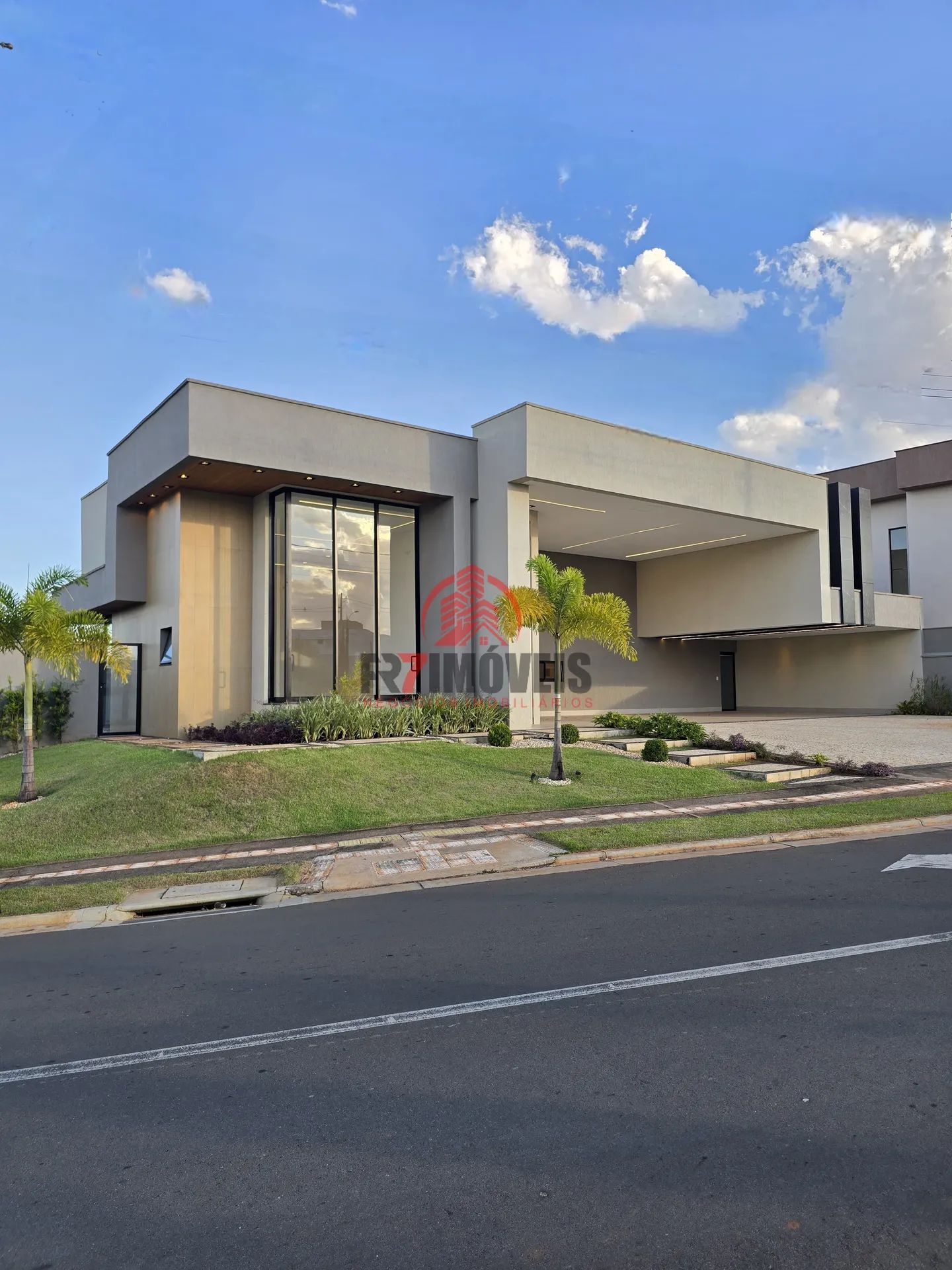 IMPONENTE CASA ALTO PADRÃO COM OFURÔ NO CONDOMINIO VILLAGIO TOSCANA