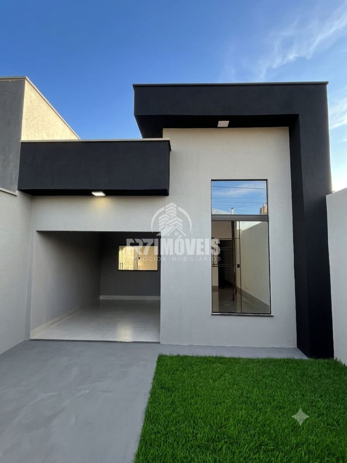 CASA COM QUINTAL NO JARDIM CURITIBA - GOIÂNIA/GO