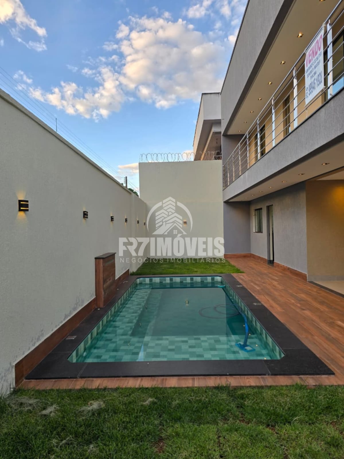 SOBRADO COM PISCINA NO SETOR GENTIL MEIRELES - GOIÂNIA/GO