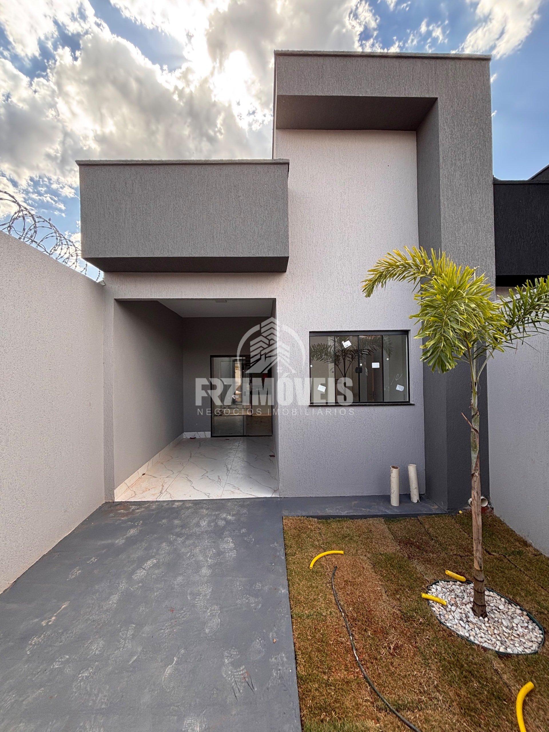 CASA COM FINO ACABAMENTO NO ESTRELA DALVA - GOIÂNIA/GO