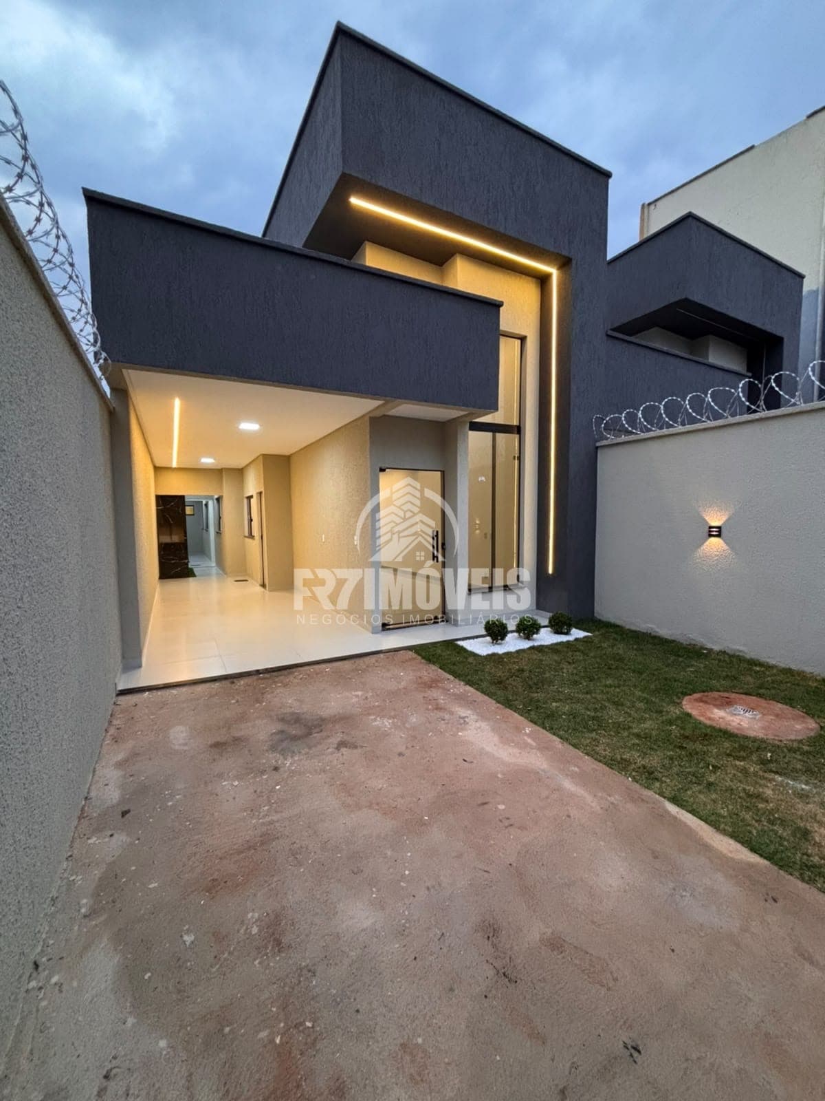 CASA COM FINO ACABAMENTO - 3 QUARTOS SENDO 1 SUÍTE - NO SETOR MANSOES PARAÍSO - GOIÂNIA/GO