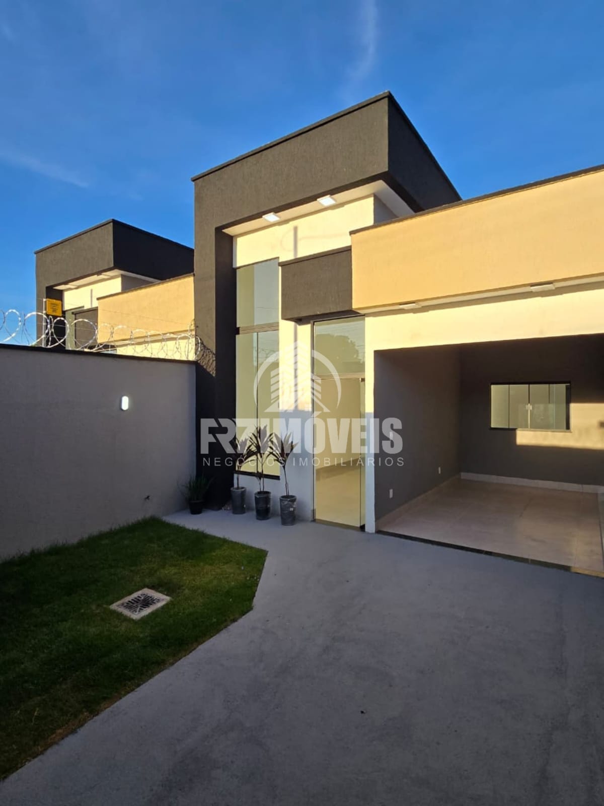 CASA NOVA COM PAISAGISMO NO SETOR CURITIBA 3 - GOIÂNIA/GO - QUARTOS GRANDES