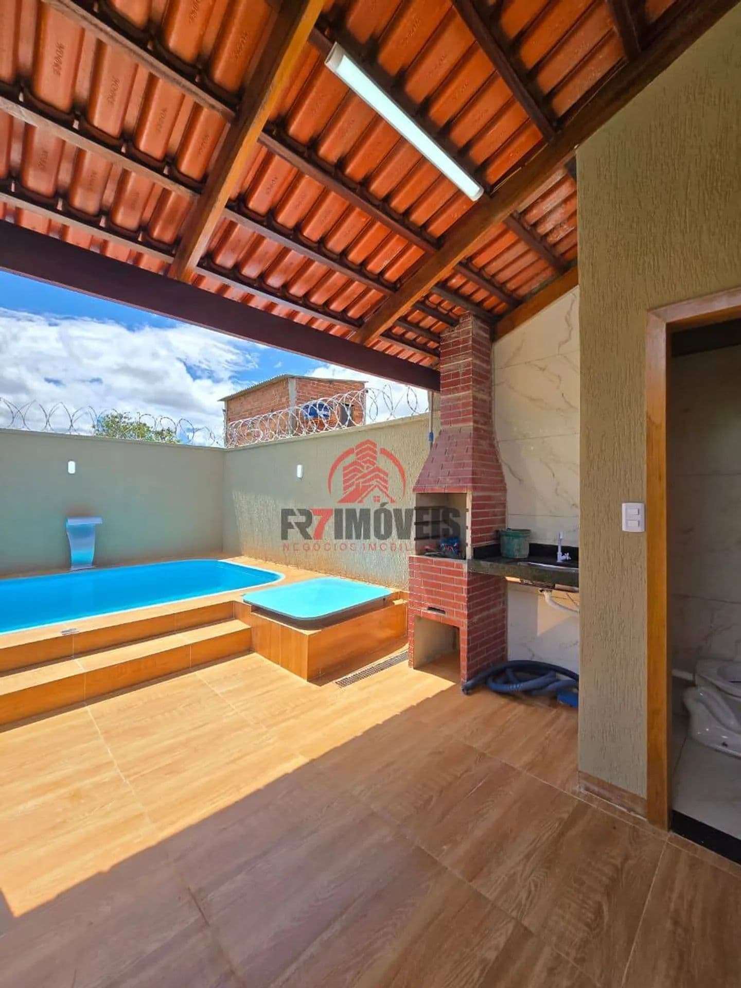 CASA COM PISCINA NO SETOR RECANTO DO BOSQUE - GOIÂNIA/GO