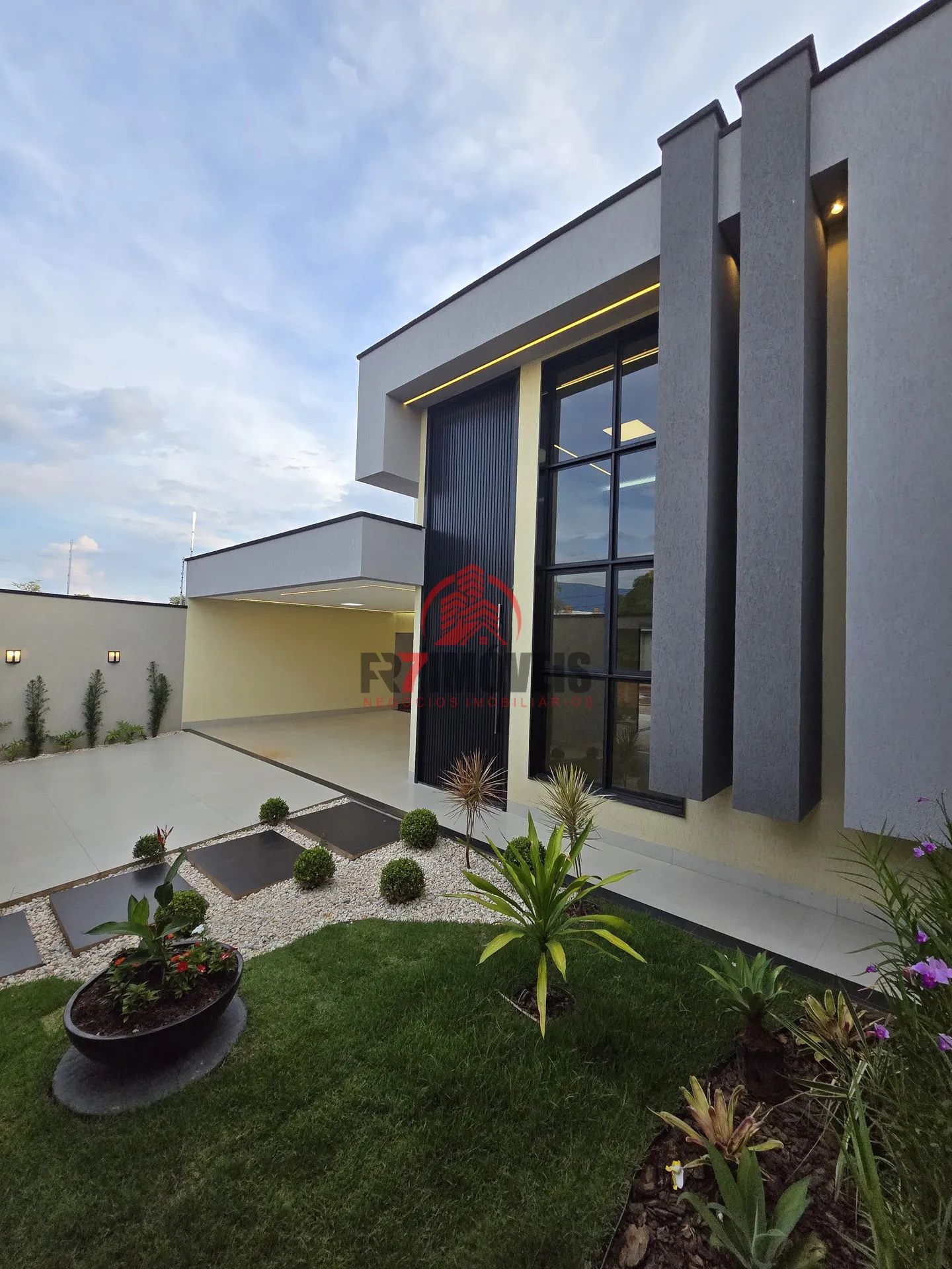 CASA 3 SUÍTES NO SETOR PARQUE DAS FLORES - GOIÂNIA/GO