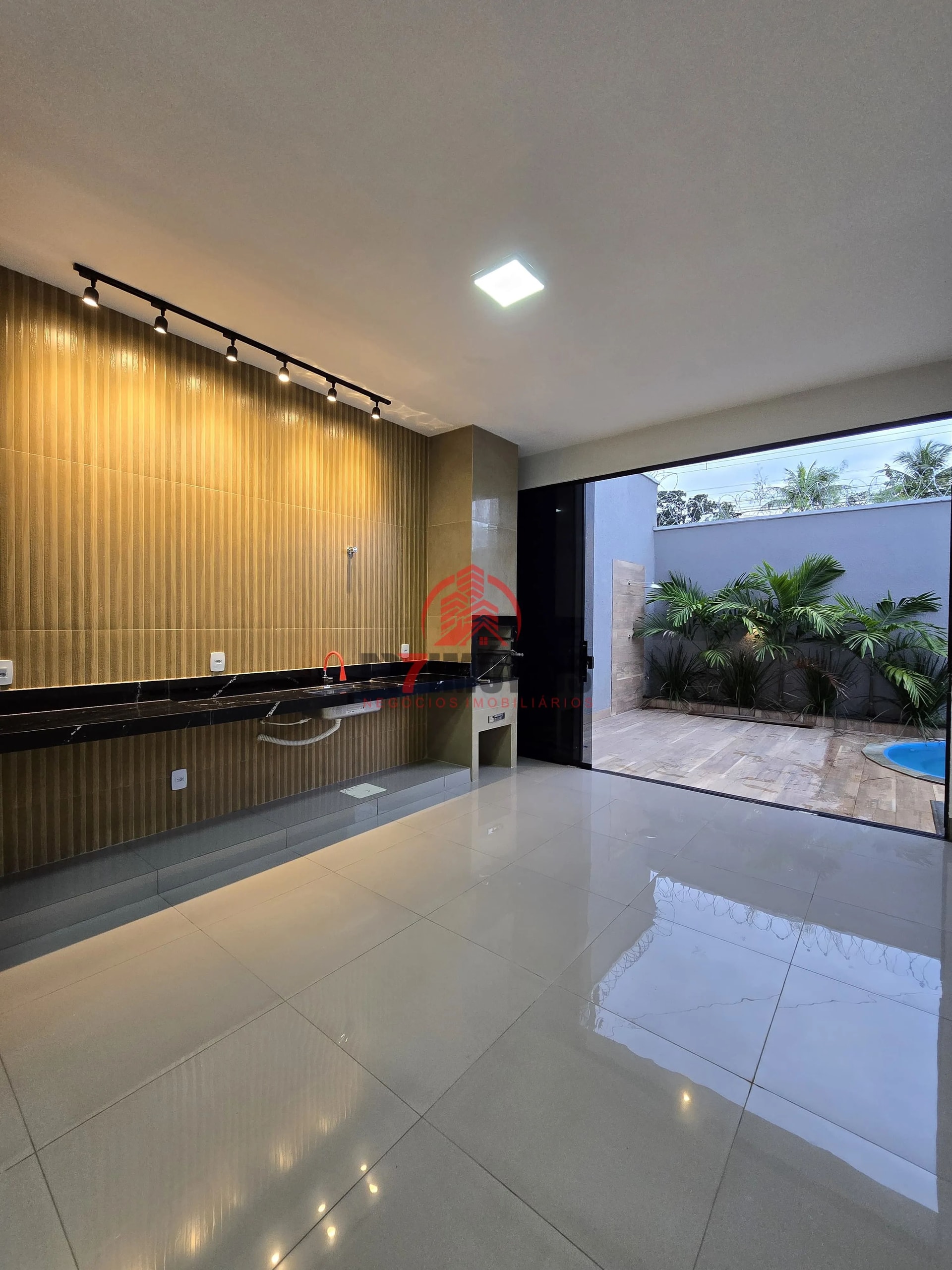 CASA DE ESQUINA NO SETOR PARQUE DAS FLORES – GOIÂNIA/GO