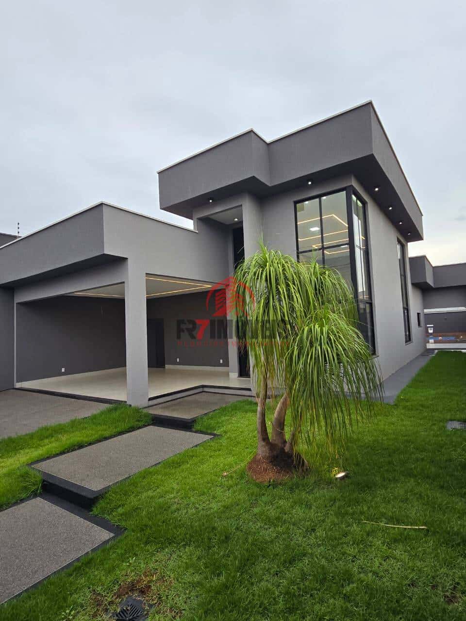 CASA 3 SUÍTES, QUINTAL AMPLO E PISCINA AQUECIDA NO SETOR GOIÂNIA 2