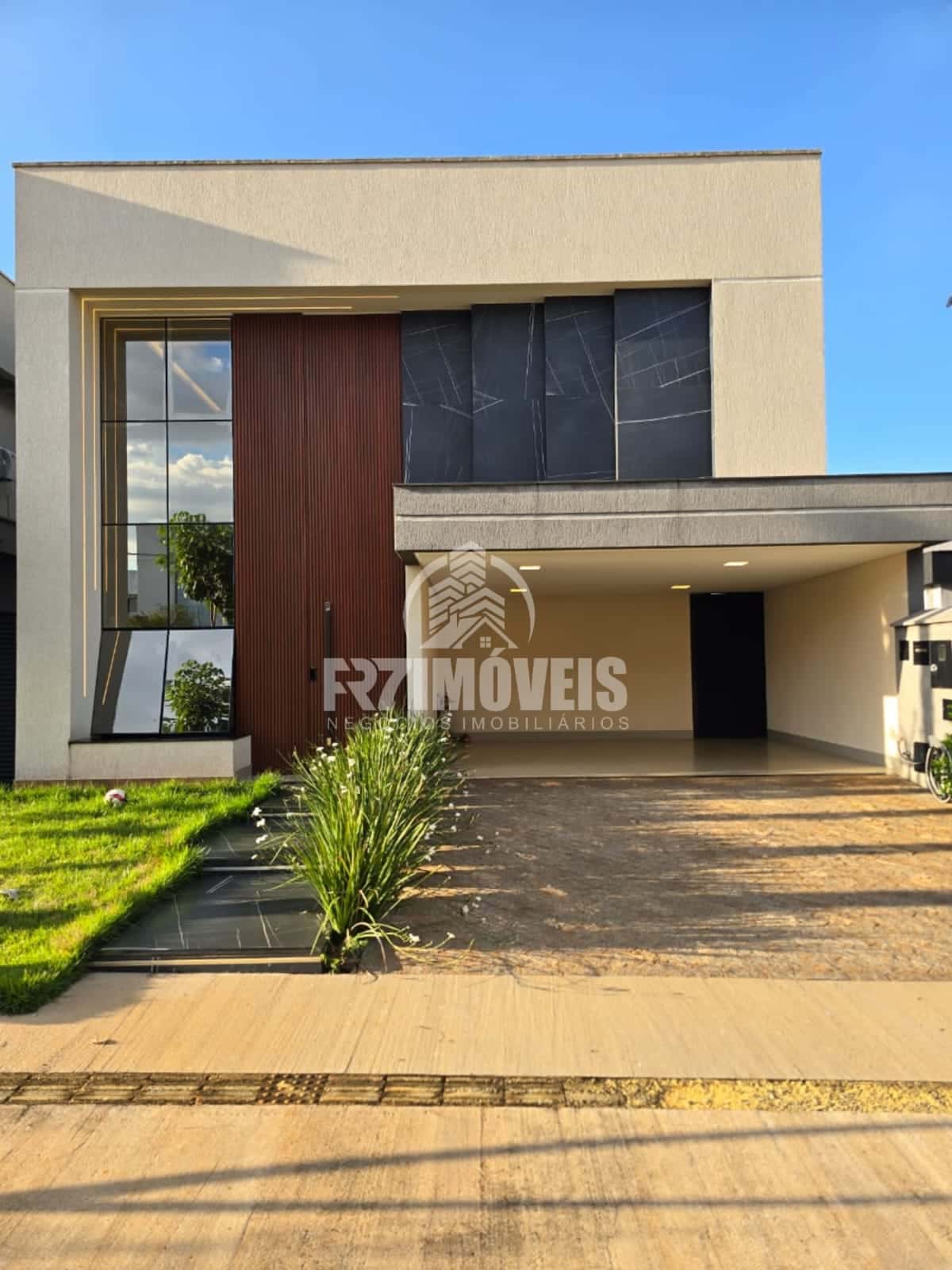 SOBRADO C/ HIDRO, PORCELANATOS E MÁRMORES NOBRES NO RES. VILLAGIO TOSCANA